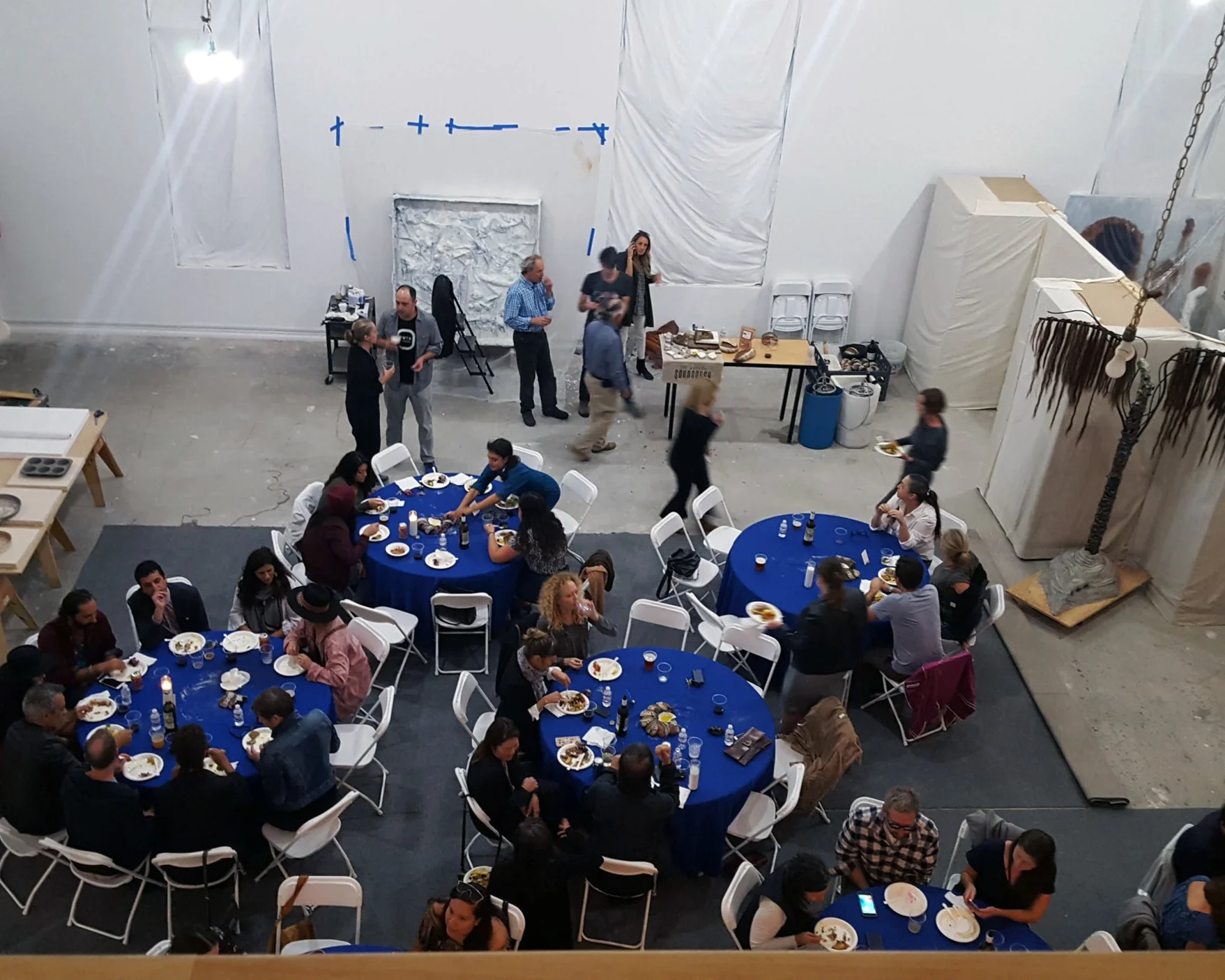 November 5, 2017 Big City Forum Community Dinner/ Cena comunitaria de Big City Forum Co-hosted by Blue Roof Studios, all profits will go to support future Big City Forum community initiatives. Dinner provided by Root Down L.A and music performed by Electric Sound Bath . Co-presentada con Blue Roof Studios, todos los fondos recaudados seran para apoyar iniciativas futuras comunitarias de Big City Forum. Cena ofrecida por Root Down L.A y música presentada por Electric Sound Bath
