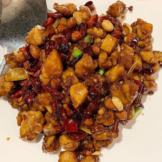 Stir-fried chicken with roasted chili peanuts from @alley41official 😋🔥 #alley41 📷: @watch_me_feast