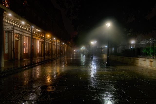 Walking down a dreamy alley. 
#mysticnight #foggynights #dreamy #jacksonsquare #nola #neworleans #lights #nikonphotography #nikond850 #d850 #nikon #quietnight #walkingwithwife