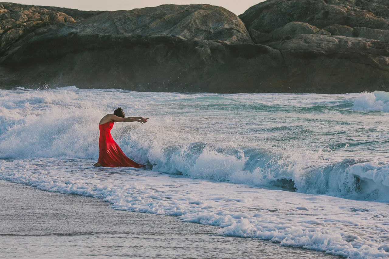 Fire and water - portrait of a lady and the waves of the ocean