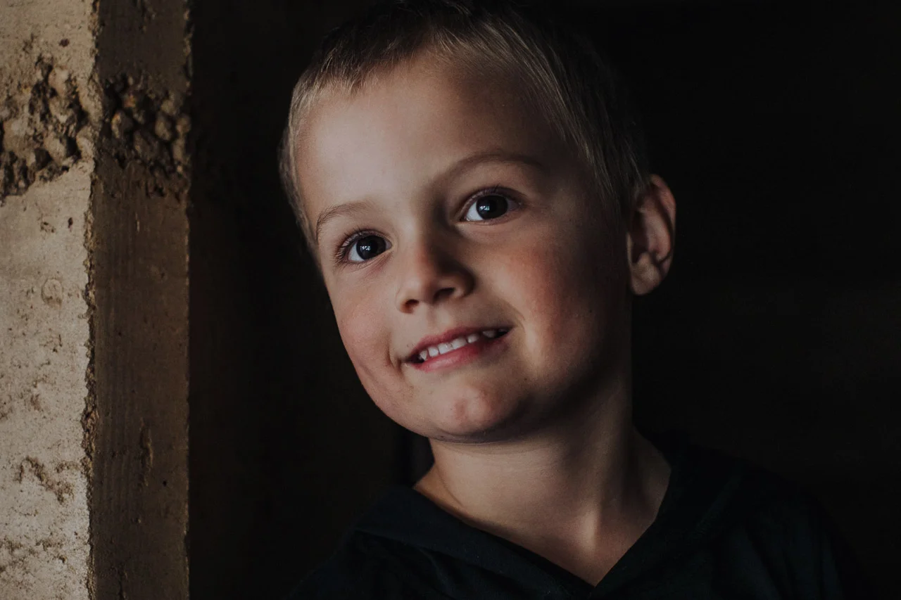 low-key-childrens-portraits-at-home-04.jpg