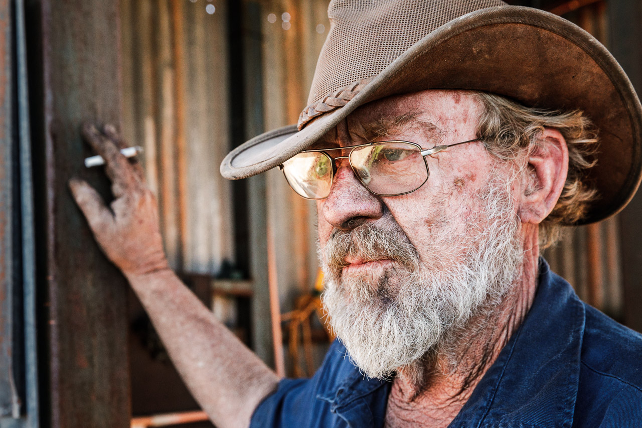Gascoyne-Junction-man-smoking-a-cigarette-06.jpg