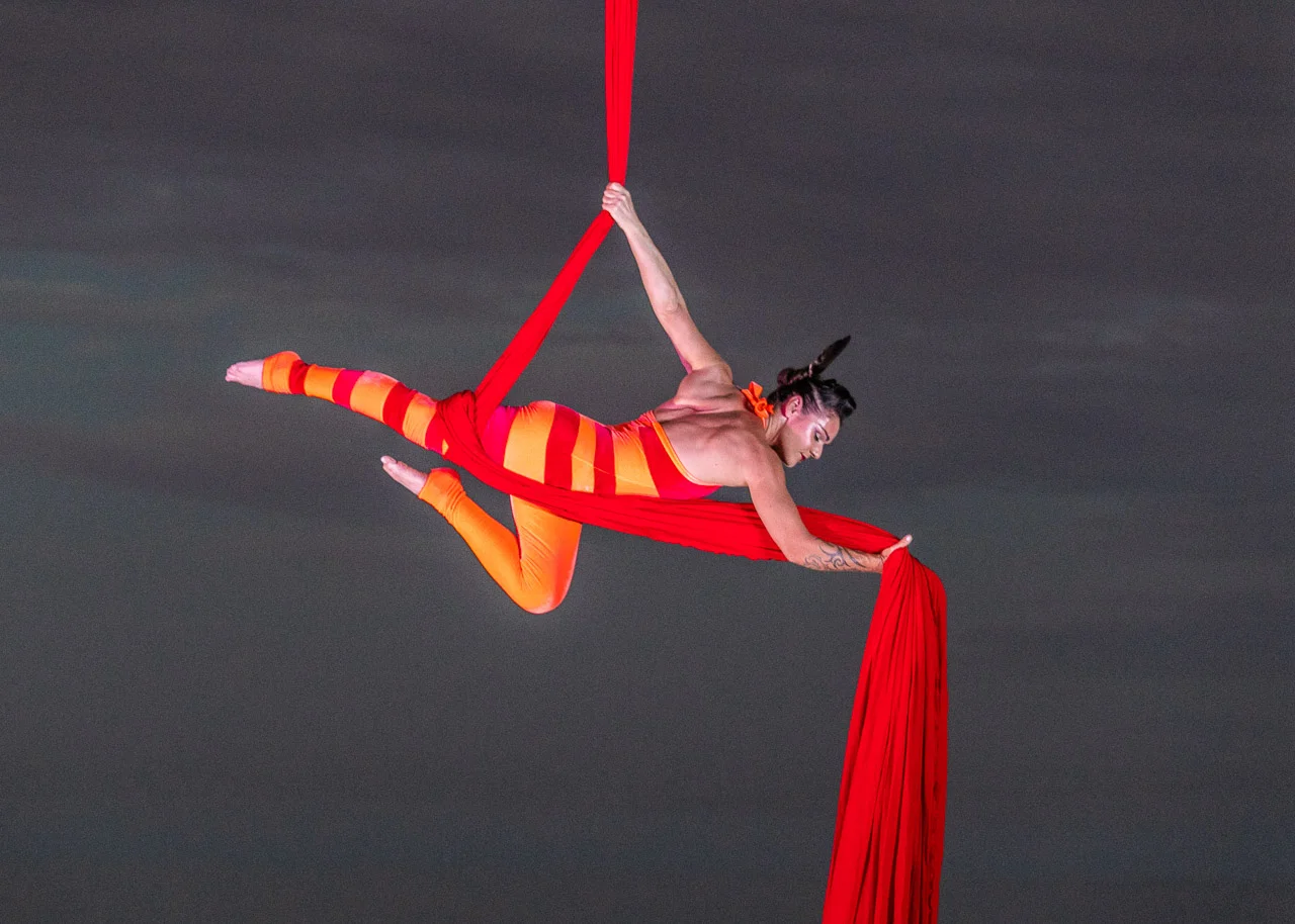 A show of strength by aerialist Theaker von Ziarno