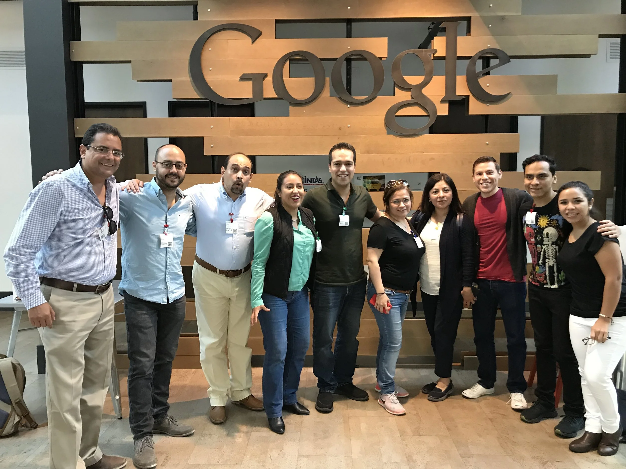 Foto dentro de las oficinas de Google con estudiantes de maestría de la UNAM.