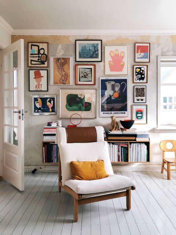 Look closely, are all the gaps between pieces even? Are the lines straight? Does it really matter? Nope. The impact is there, the pieces are loved and up on the wall. Beautiful room by Mor Til Mernee.