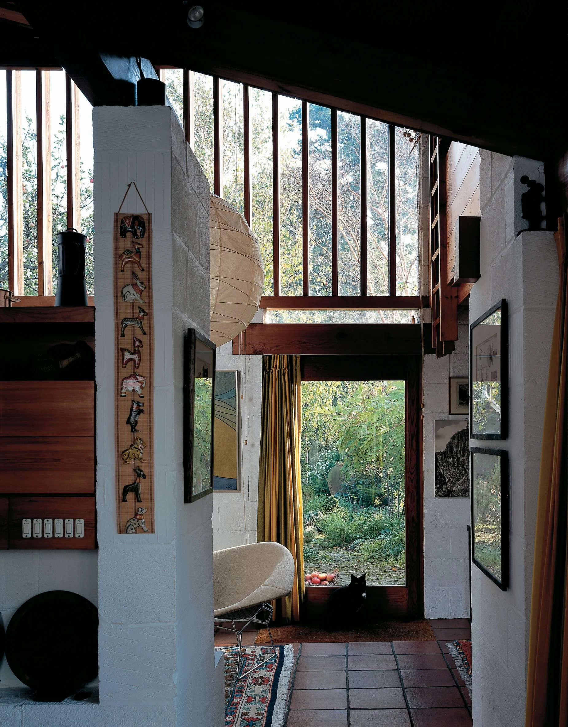View through the house to the garden door Photo: Richard Bryant / Arcaid