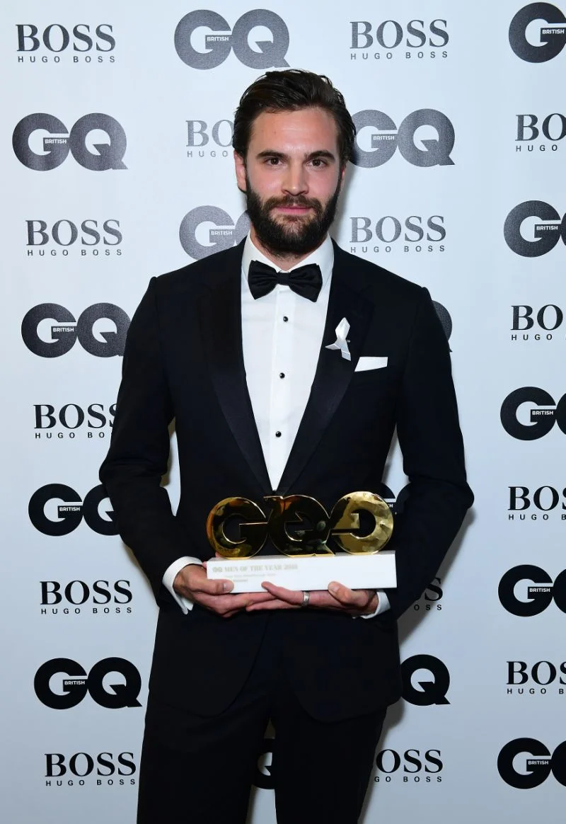 Tom Bateman.