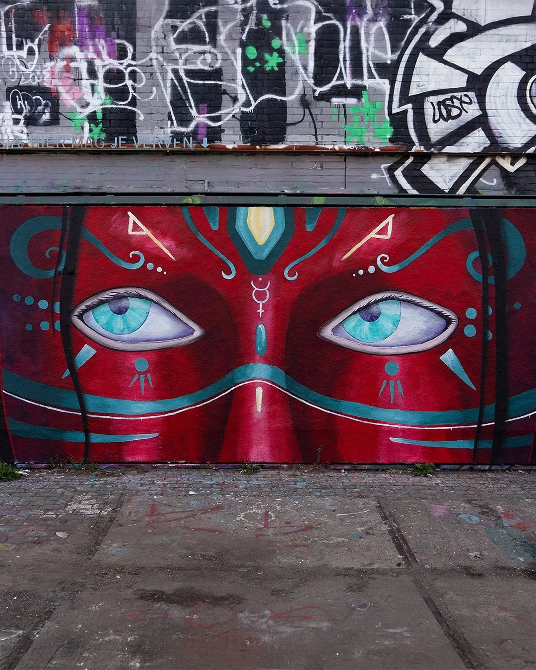 BLINKING is a stop motion mural I created last year in Amsterdam, by painting and repainting layers on the same wall, each version photographed to build a looping animation.

This project is inspired by my fascination with psychology and philosophy, 