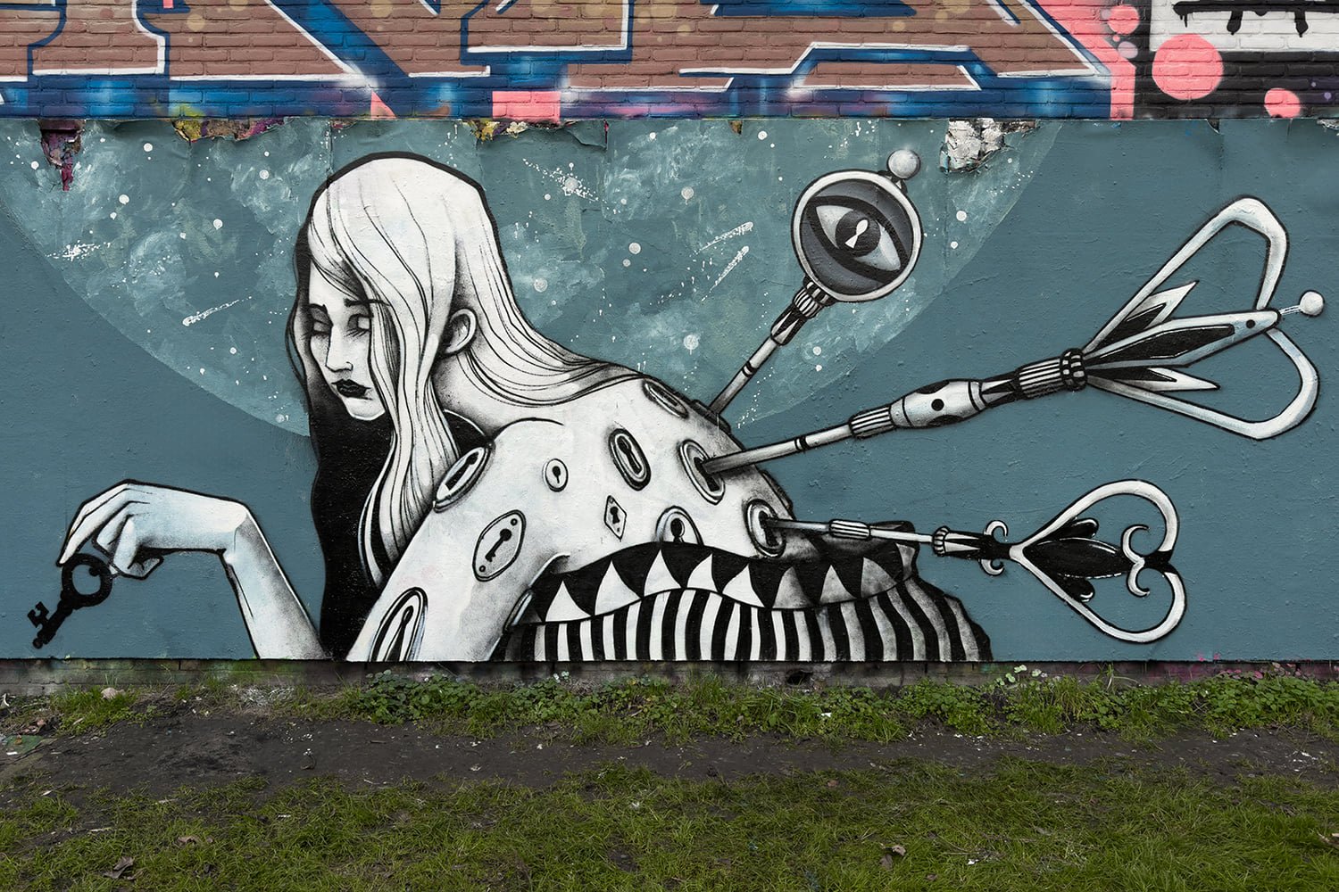 The Lady of Keys: mural in Amsterdam about self-knowledge