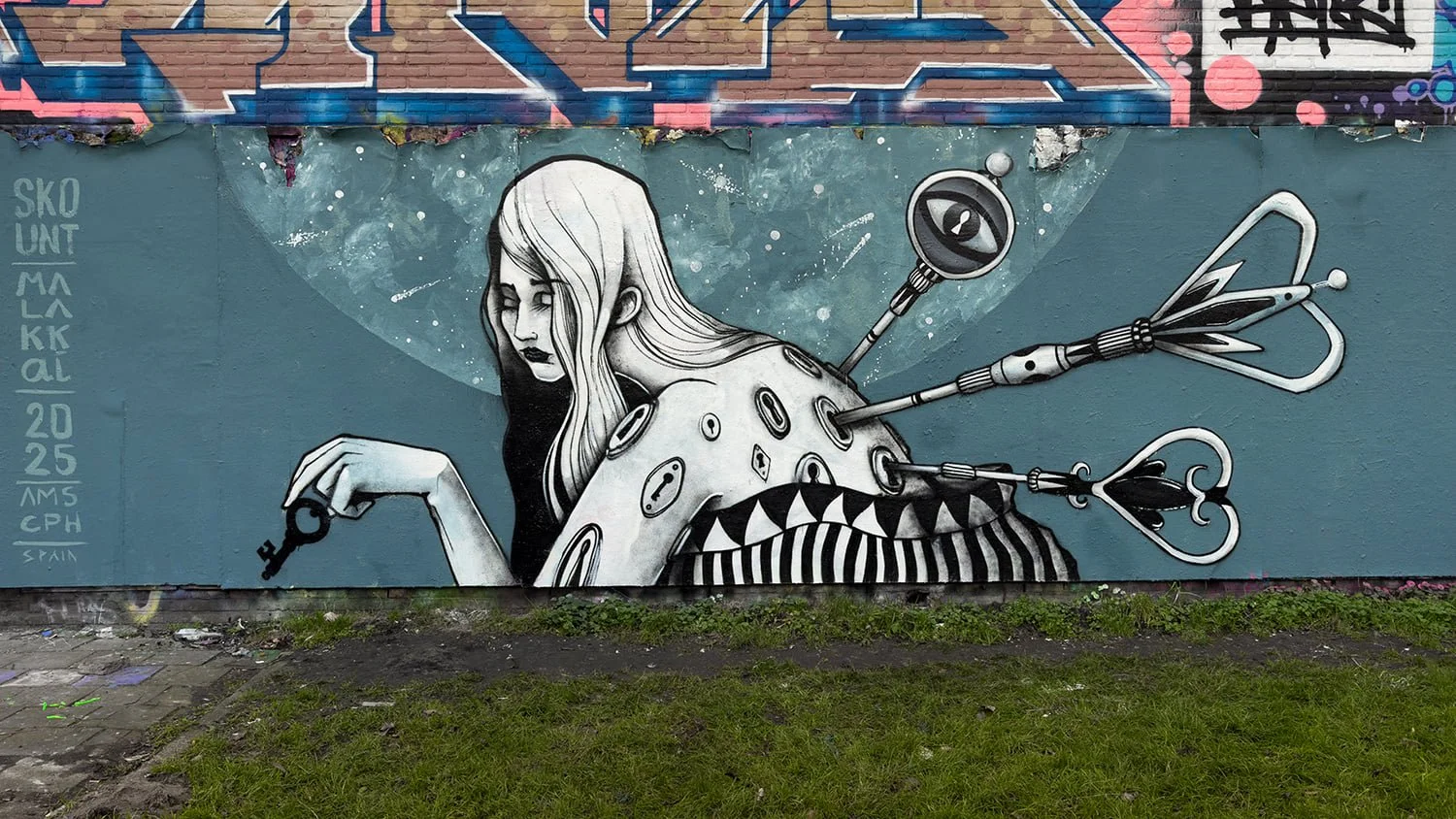 The Lady of Keys mural in Amsterdam by Skount and Malakkai, depicting a woman holding a key surrounded by locks