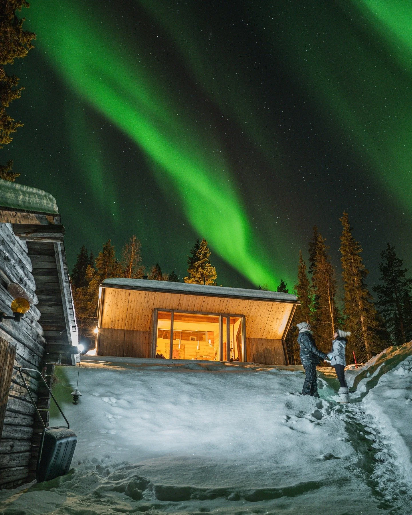 ❄️ Dreaming of a winter escape?
Villa Sivakka is your private hideaway in the heart of Lapland, nestled by a quiet lake near Pallas and Ylläs. Wake up to snow-dusted pines, step into your own sauna, and watch the northern lights dance above.
✨ B