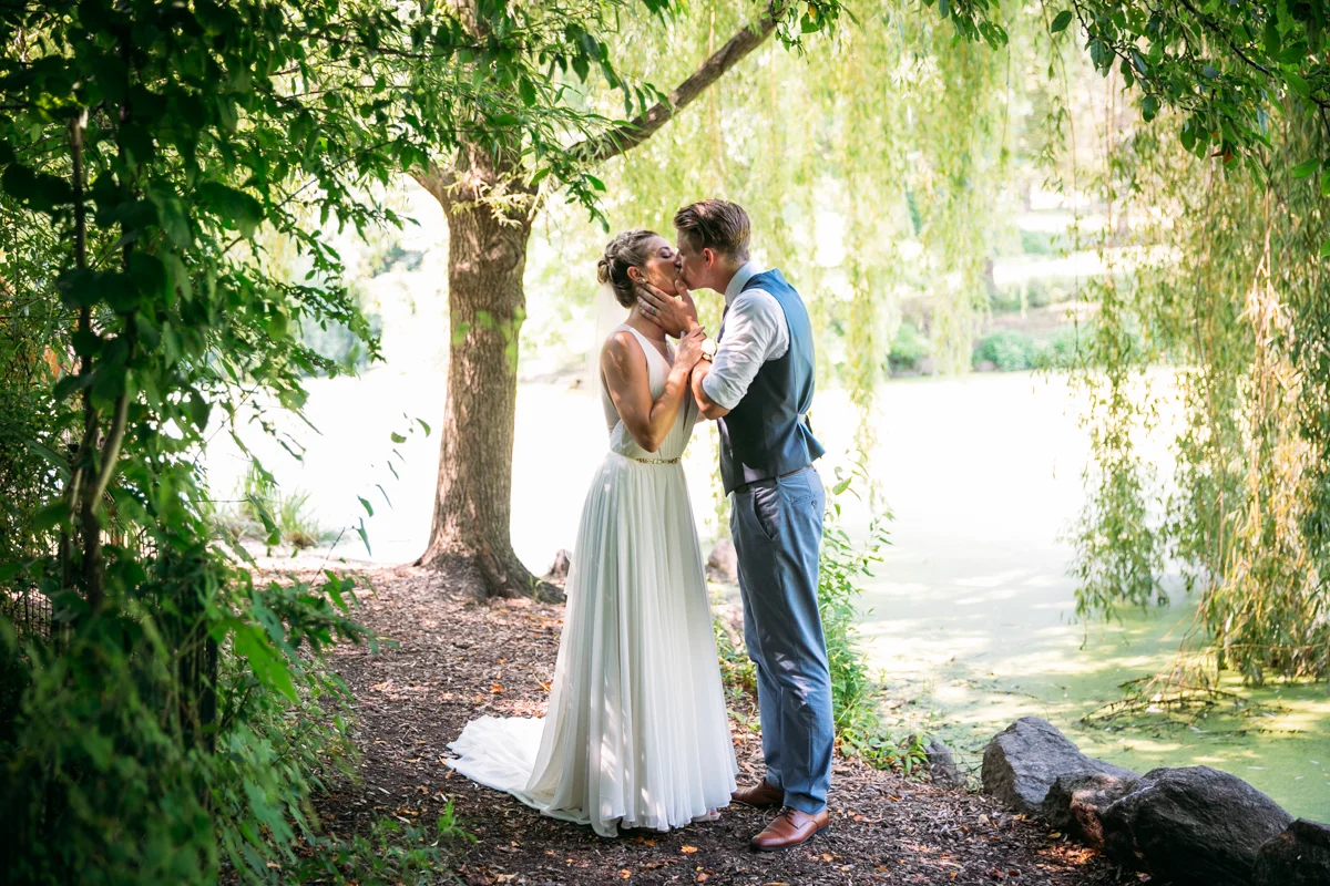 Sharing kisses on a hidden path. Photo by Fotovolida.