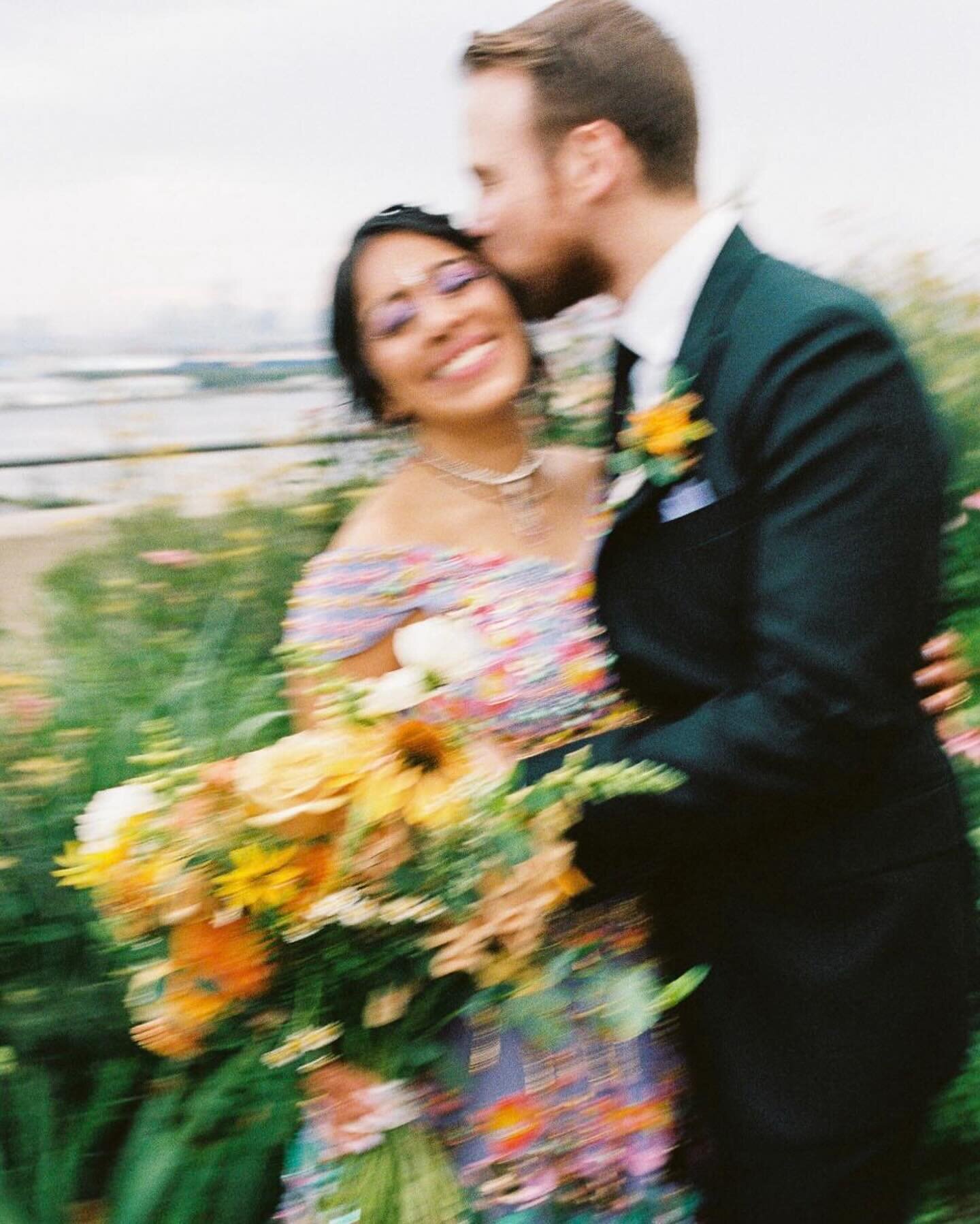 What happens when colors, sparkles, wildflowers, one rad and in love couple, epic vendors, and a disco ball, walk onto the most magical Brooklyn rooftop??✨🪩🩷🌺🦄💜🤩🫧✨
ceremony: #honeybreakofficiants
photos: @judson_rappaport 
planner: @modernrebe