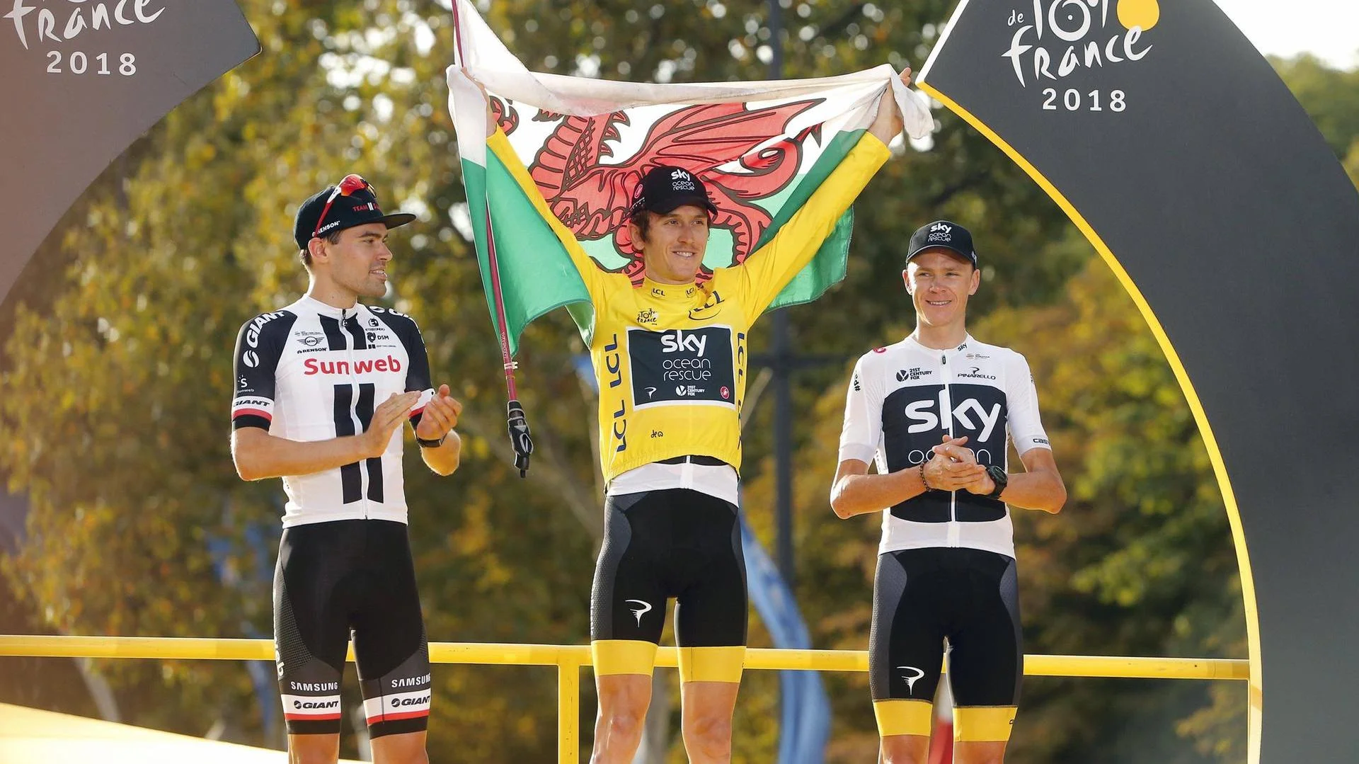 das-podium-der-tour-sieger-geraint-thomas-mitte-zweiter-tom-dumoulin-links-und-chris-froome-.jpg