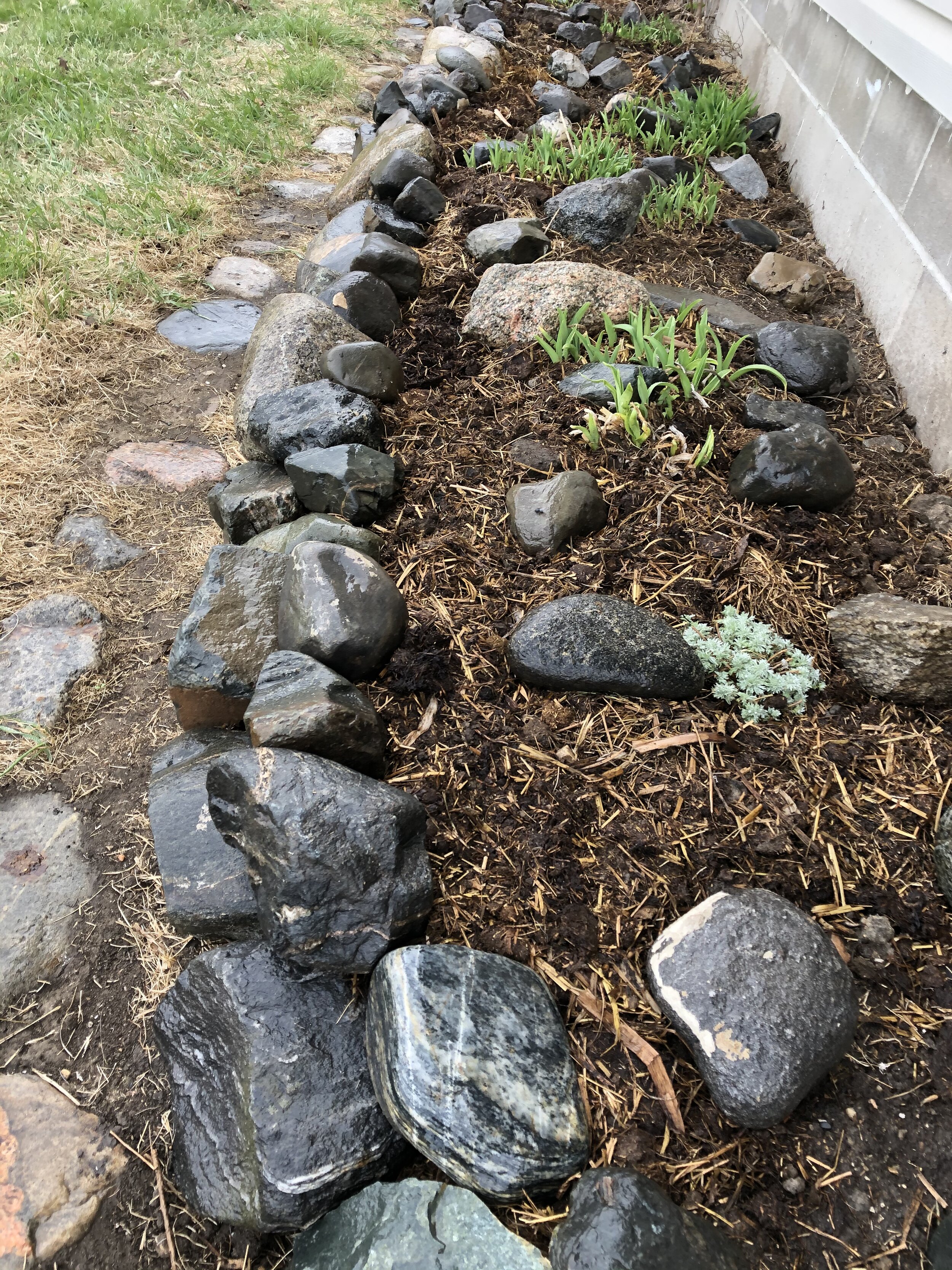 Rock Flower Bed Design For the Front Yard