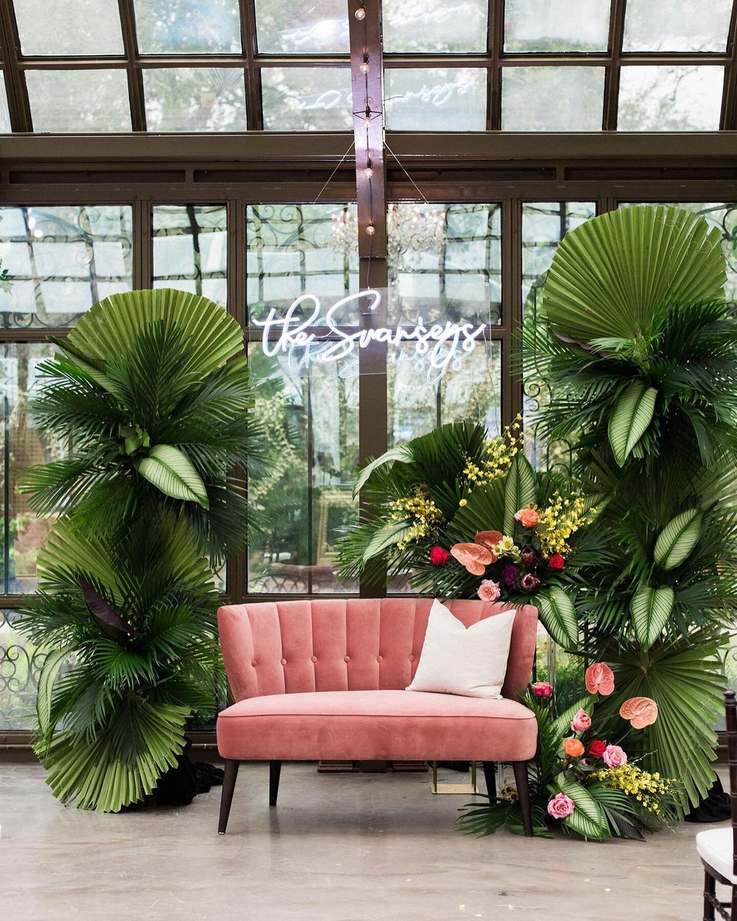 Doesn&rsquo;t this wedding make you want a tropical vacay ☀️🌴

Beautifully orchestrated by our vendor liaison, @watertowineevents 

Tell us your favorite detail! 💗