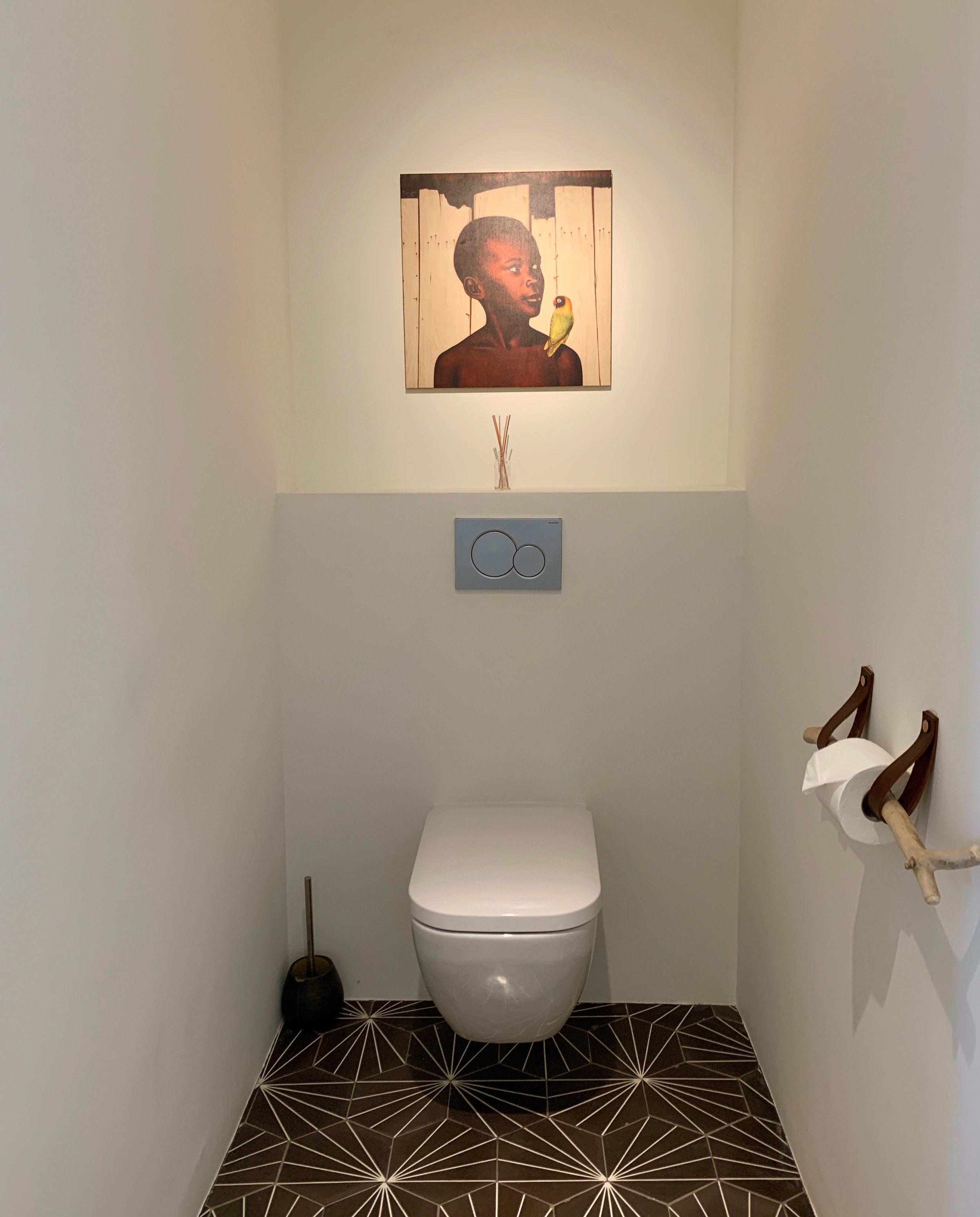 Even the toilet was a study in understated elegance. (LOVE the art and the TP holder!)