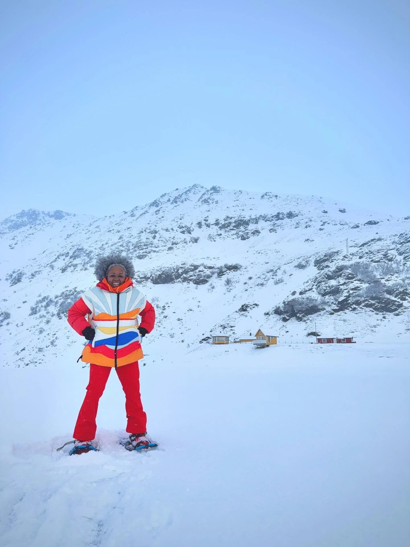 Hello from Norway! 👋🏾 🇳🇴 See my Stories/Norway highlight for all the snowy scoop. ❄️
*
*
*
#jetsetsarah #norway #visitnorway #snowday #blackgirlinsnow