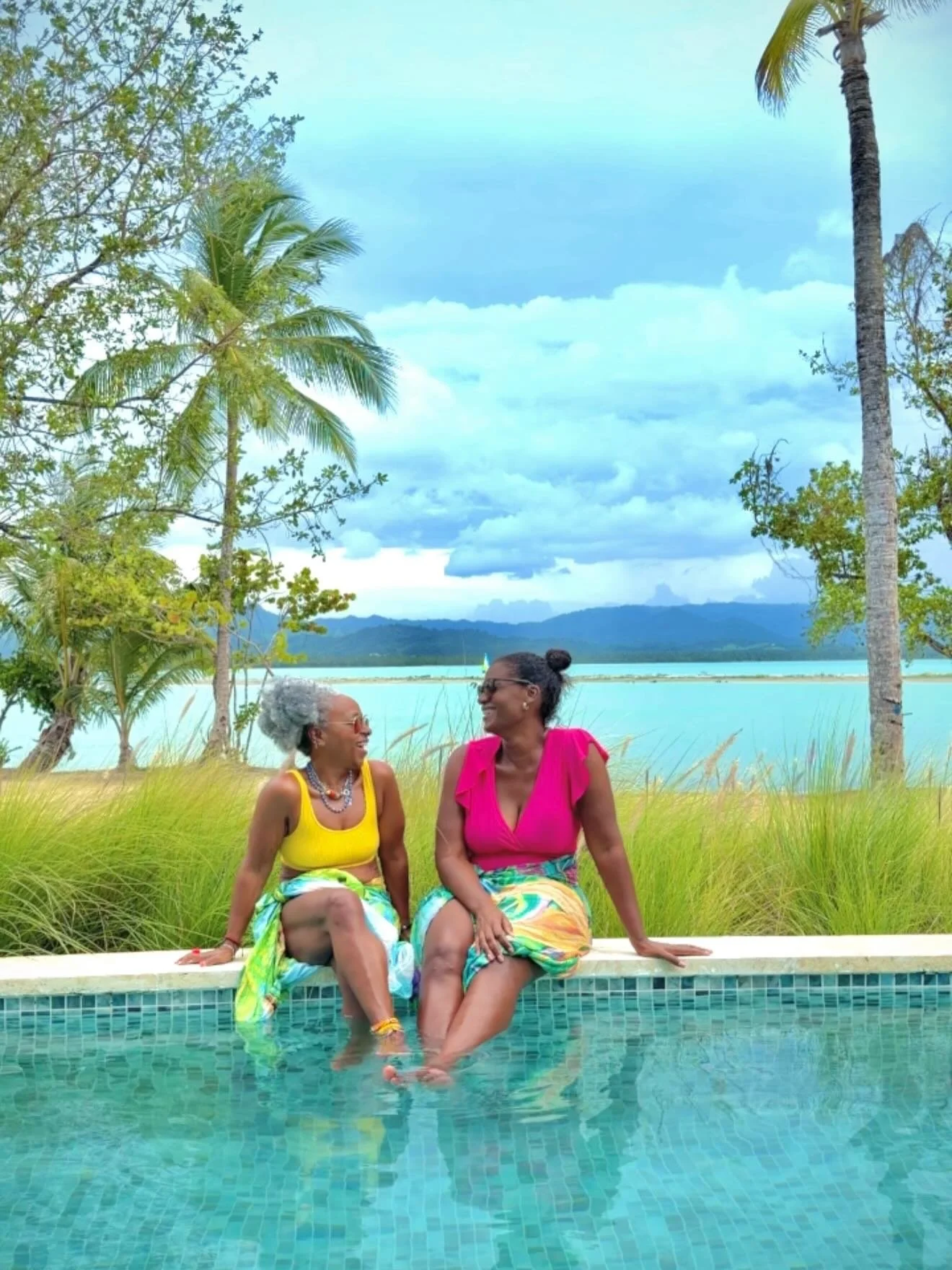 You know how I always say that "people make the place?" Well, most of the time I'm referring to the new people I connect with in a given destination, who make the trip memorable. 
👯
But it's the same when you travel with someone you alread