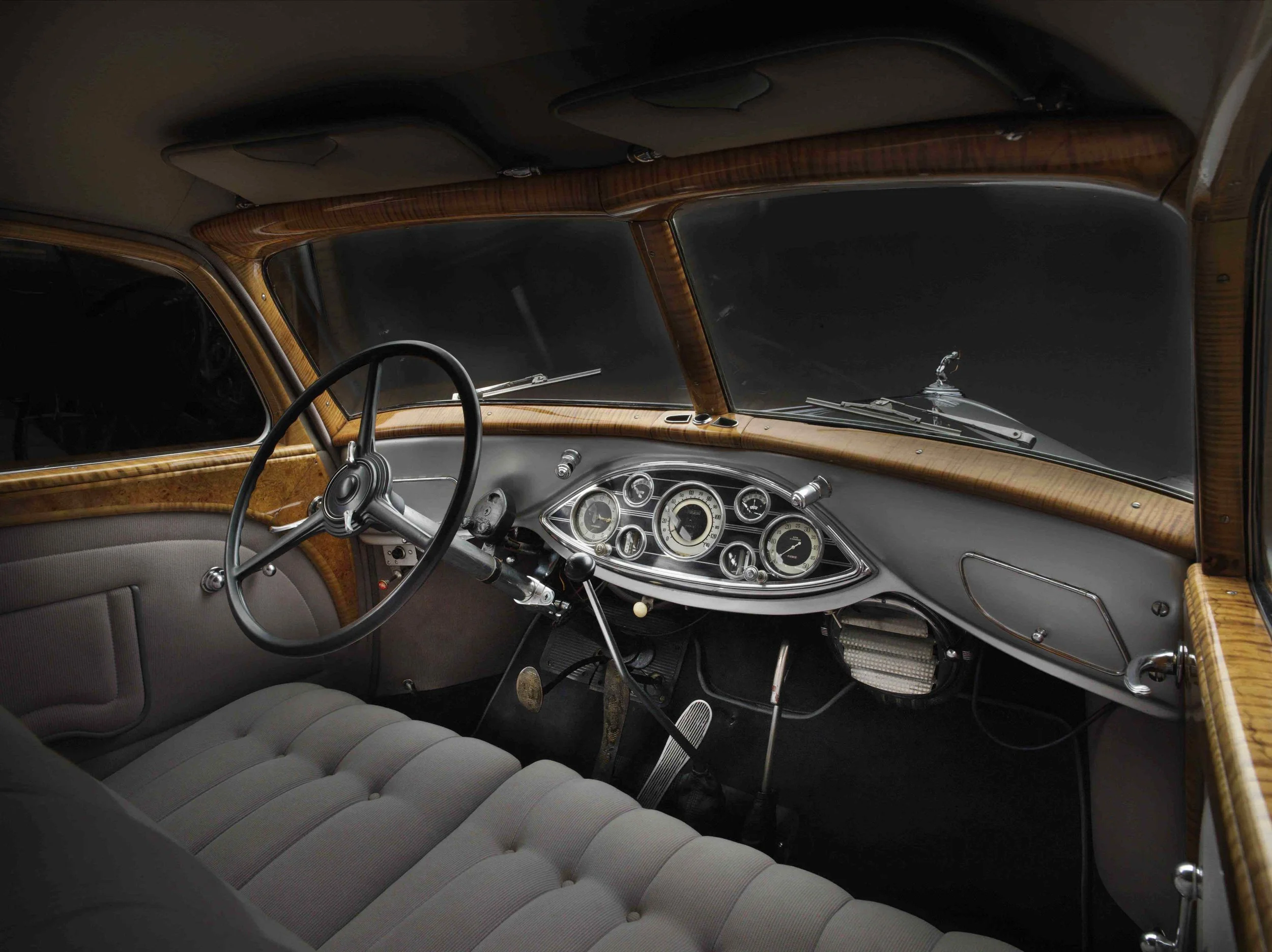 rsz_pierce_arrow_silver_arrow_interior.jpg