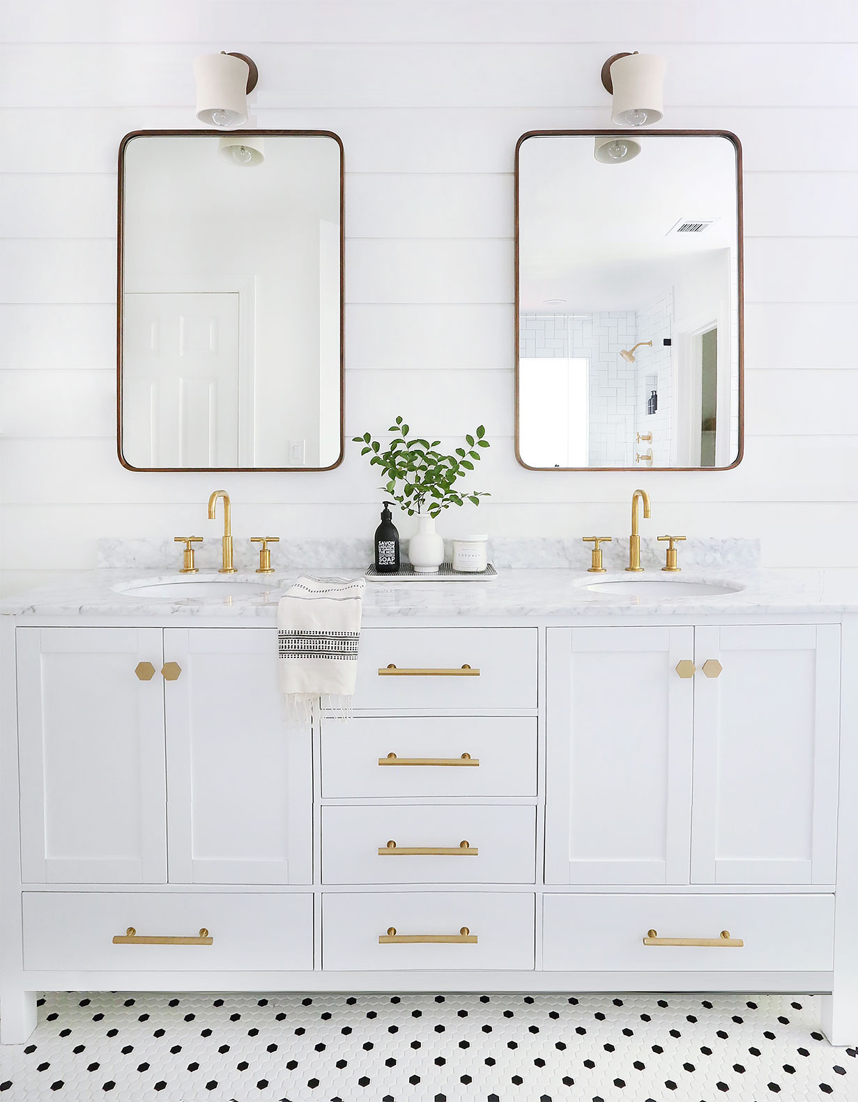 A CLASSICALLY MODERN MASTER BATH