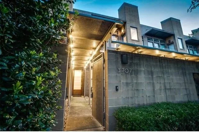 ✨Fabulous location near Deep Ellum, Expo Park, and Downtown with plenty of🌳outdoor spaces to relax and soak up the sun.☀️ 3707 Commerce St.

FOR LEASE :: $3200 monthly :: 2 bed | 2.5 bath | 2 car garage :: 2223 sq. ft. :: Reach out to schedule a saf