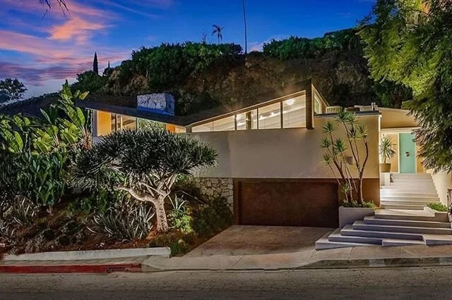 We are loving 💚this home in the Hollywood Hills and the one-time home of entertainers Bobby Darin and Sandra Dee, designed by architect William Krisel in the 1950's. 📸 :: Sothebys #modernmonday #compass #mcmmonday #compasseverywhere #heatherguildgr