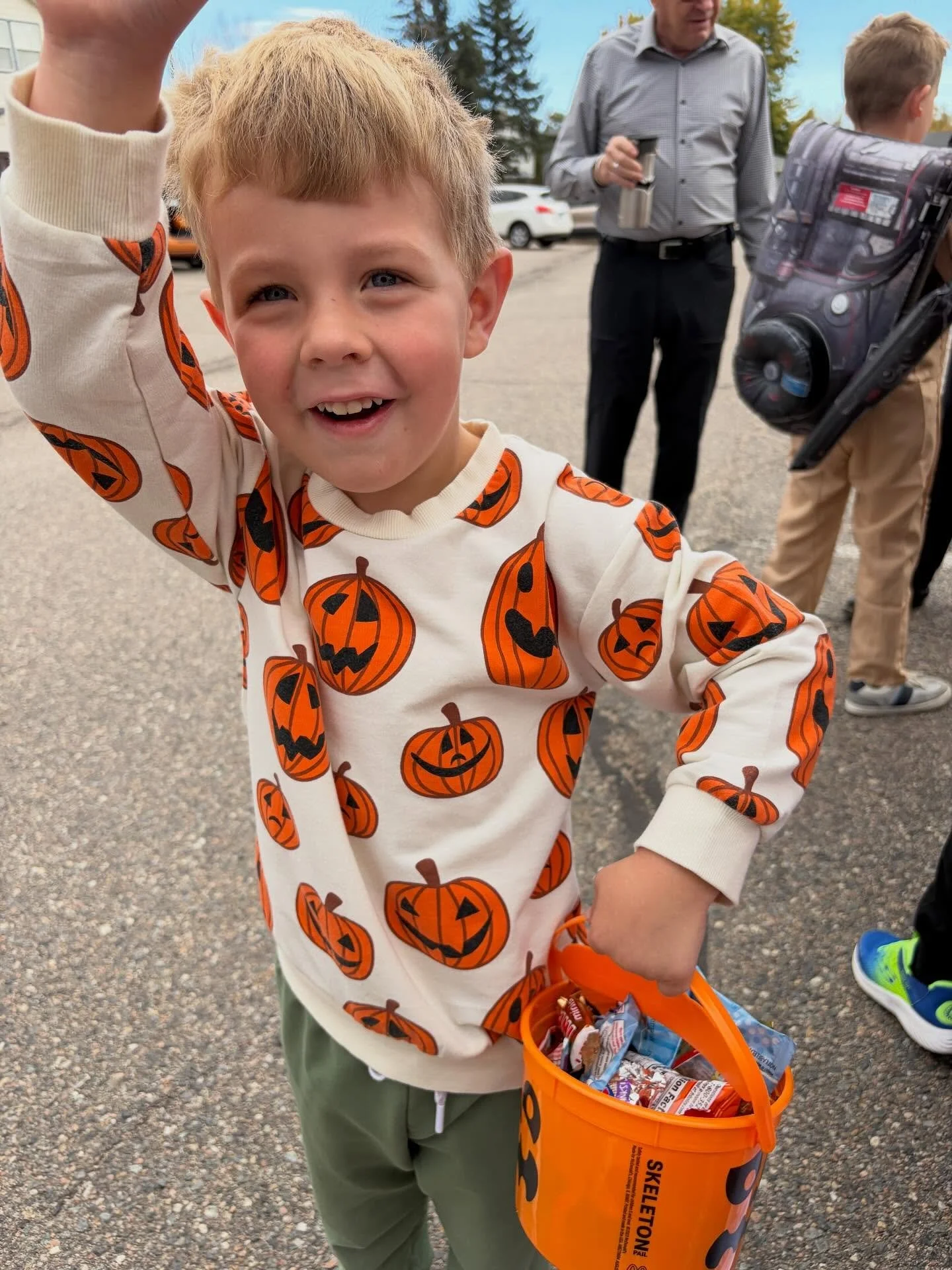 What a spooktacular Sunday! 👻🎃 Our Trunk or Treat after worship was full of fun, laughter, and community! #ELCA #LCHope #Halloween #trunkortreat
