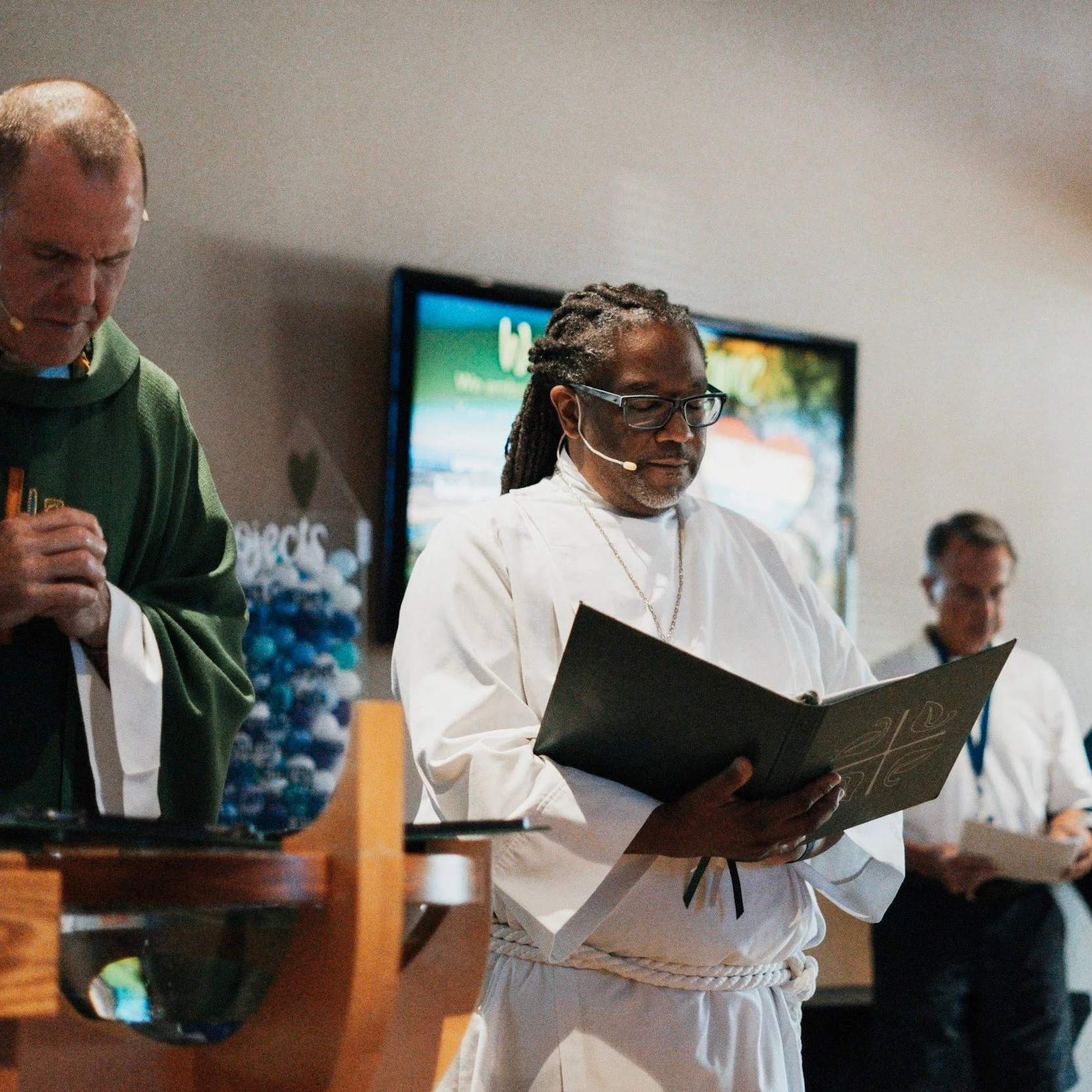 Sunday looks better together. Join us for worship today at 4 PM! LCHope at BUMC❤️