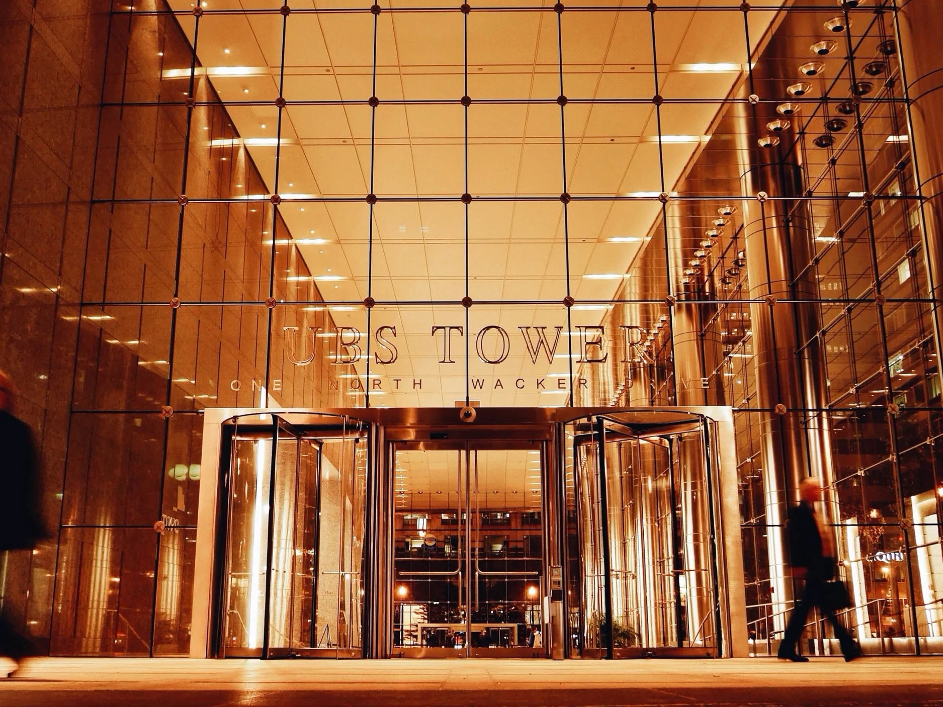 UBS Tower, Chicago: First cable-net glass wall in the US.