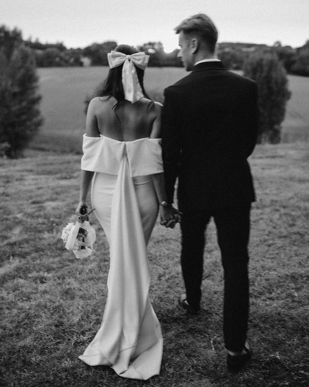 Love on a summer&rsquo;s day. 💌🥂
.
Planning&nbsp;@french_bague_ette 
Coordination &amp; Styling &nbsp;@themostbeautifuldays_ 
Photographer @yorisphotographer 
Content creators&nbsp;@socialbridesclub 
Florals&nbsp;@jungleutopia 
MUAH&nbsp;@sarah_fek