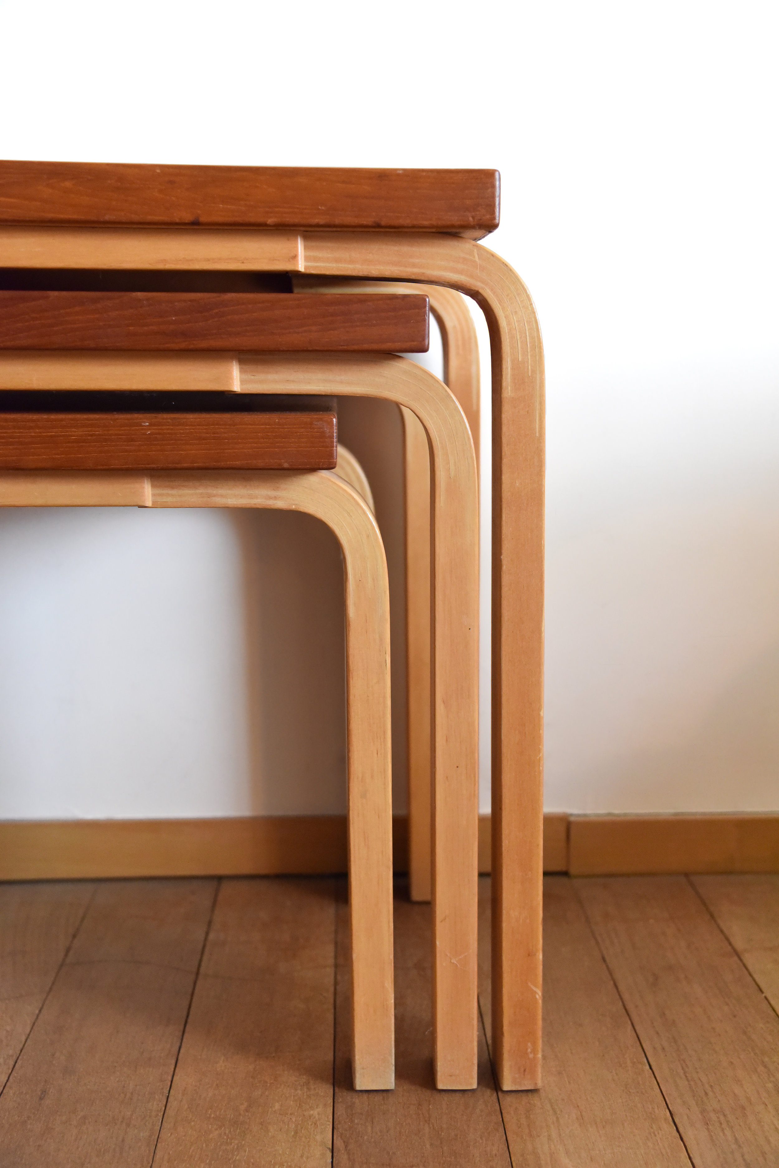 Early nesting tables with wood variation