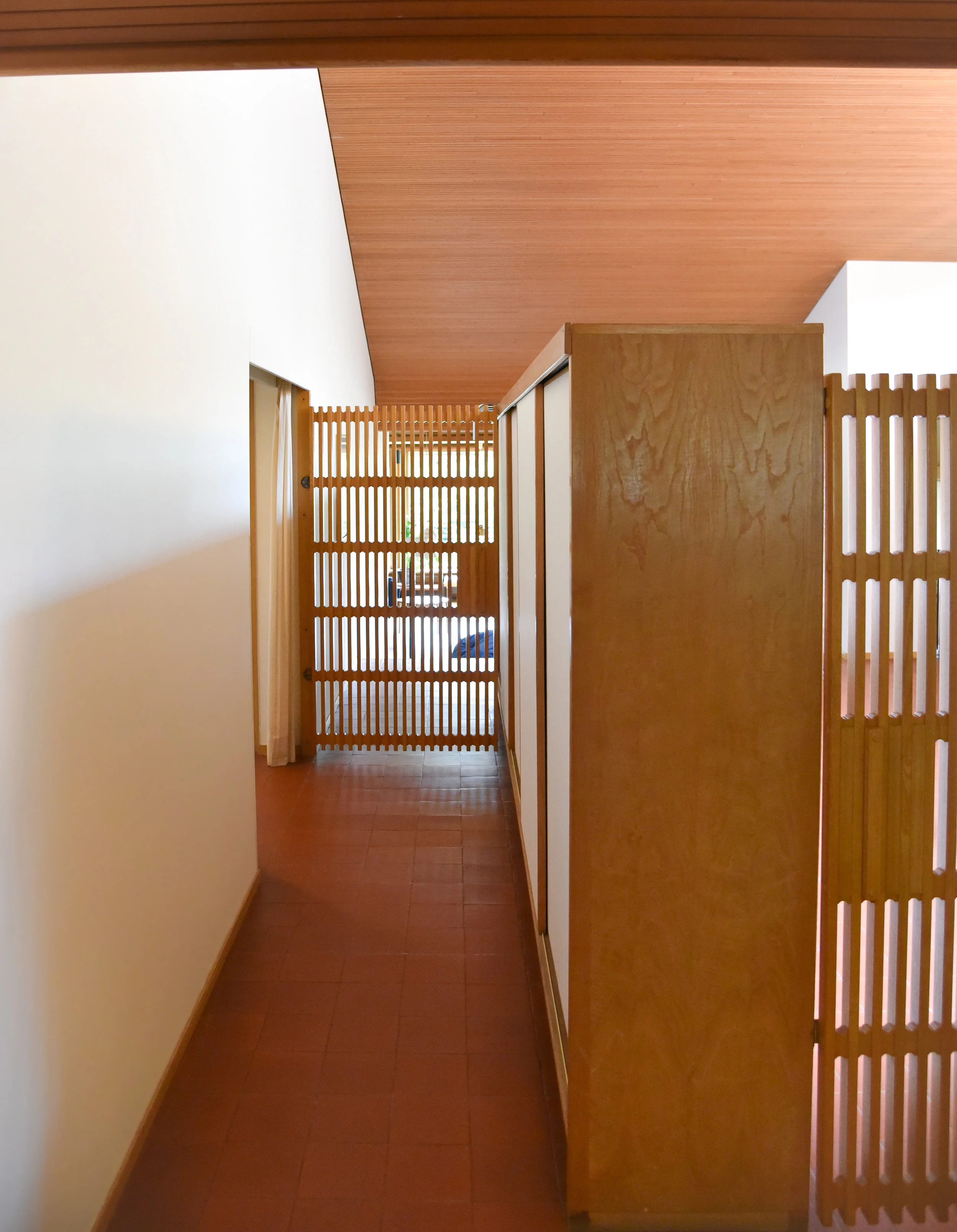 corridor behind main gallery wall, private quarters