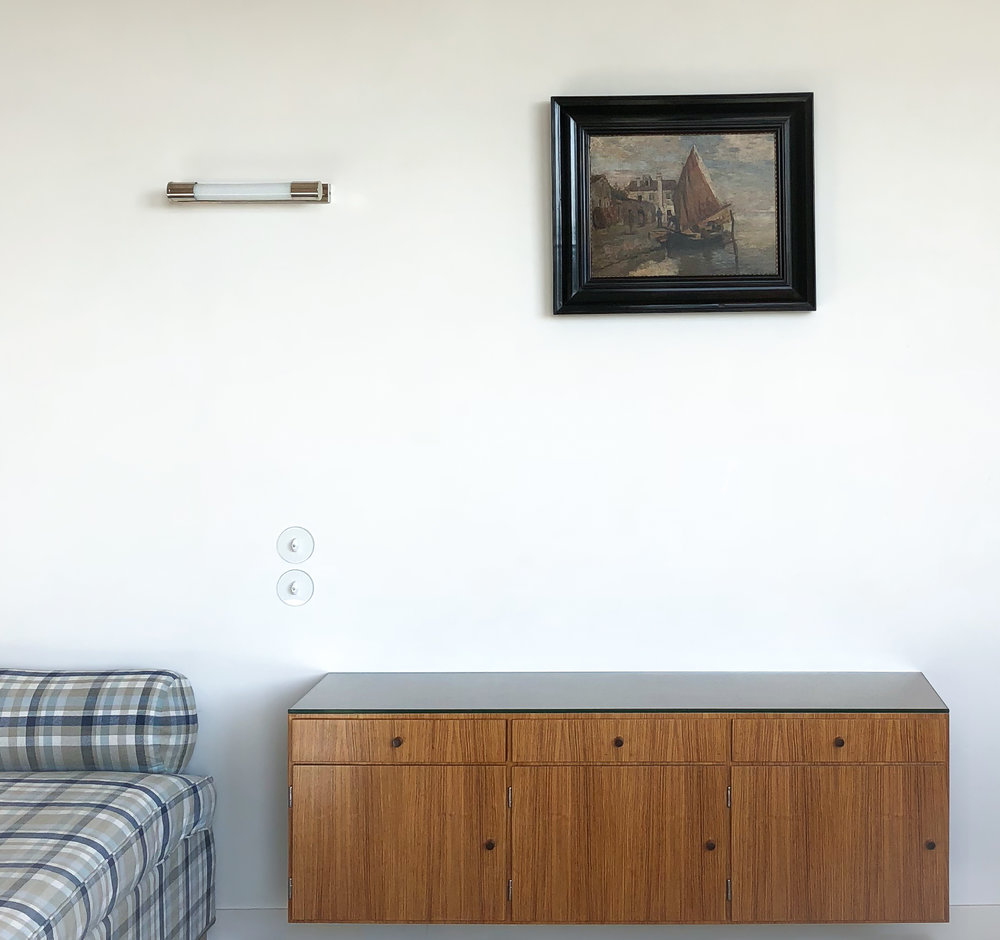 FLOATING WALL DRESSER