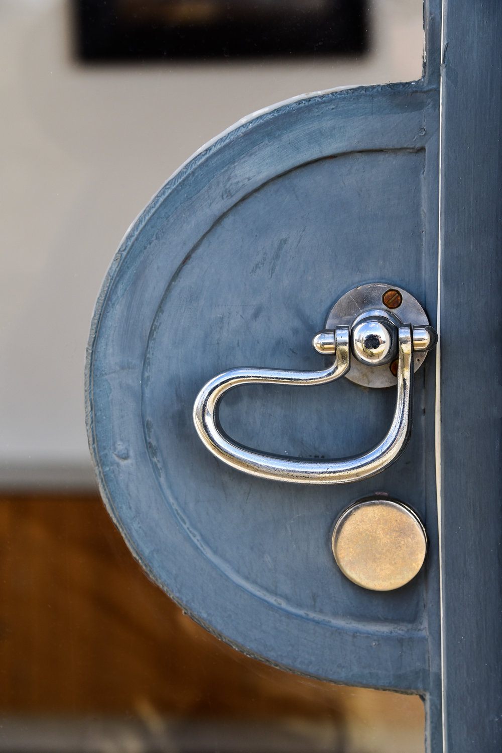 LATCHING DOOR HANDLE