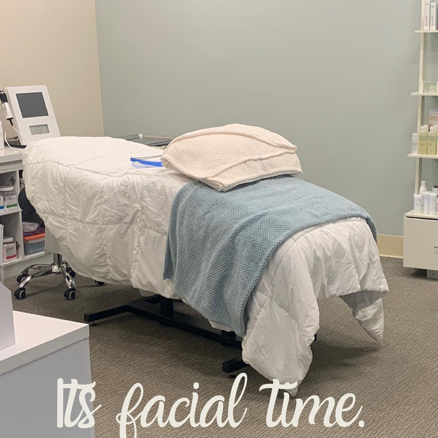 New place in Pleasanton! 
The room is still in the midst of decor, but I&rsquo;m set up to safely see clients. 

DM me or go to my website www.dermal911.com to book an appointment!
