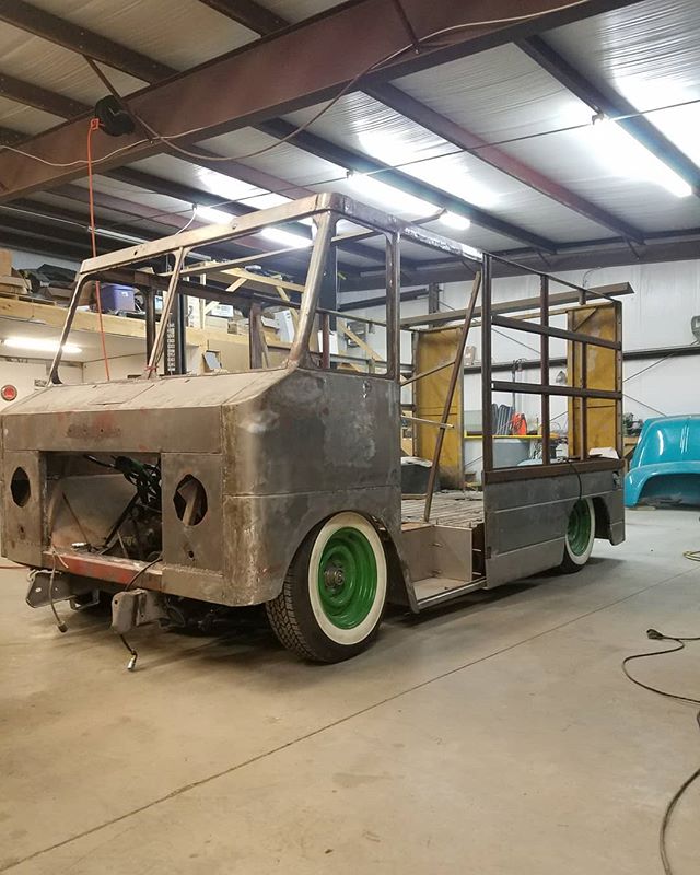 The p10 body is on the frame 
And aired out 
I looks sick .
.
.
#skin #bones #skinandbones #skinandbones #skinandbonesfab #fabrication #welding #patch #chevrolet #c10 #chevy #cheverolet #p10 #p10stepvan #stepvan #ridetech #ridetechairride #ridetechai