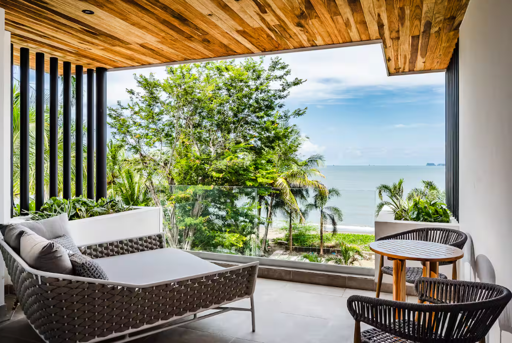 3rd fl rt bed patio.png