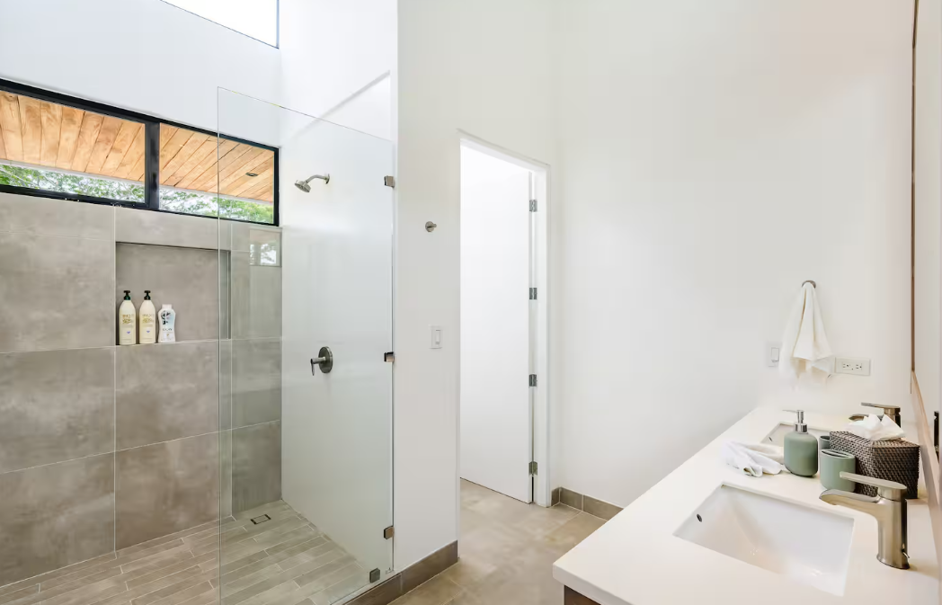 3rd fl right bathroom 2.png