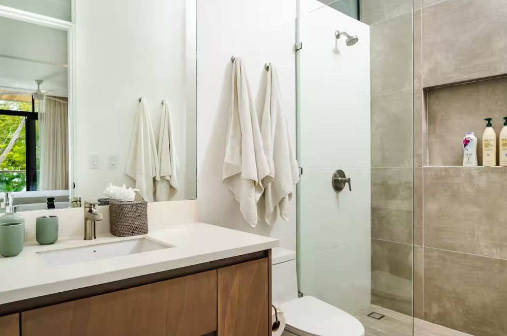 twin 2nd fl bathroom.png