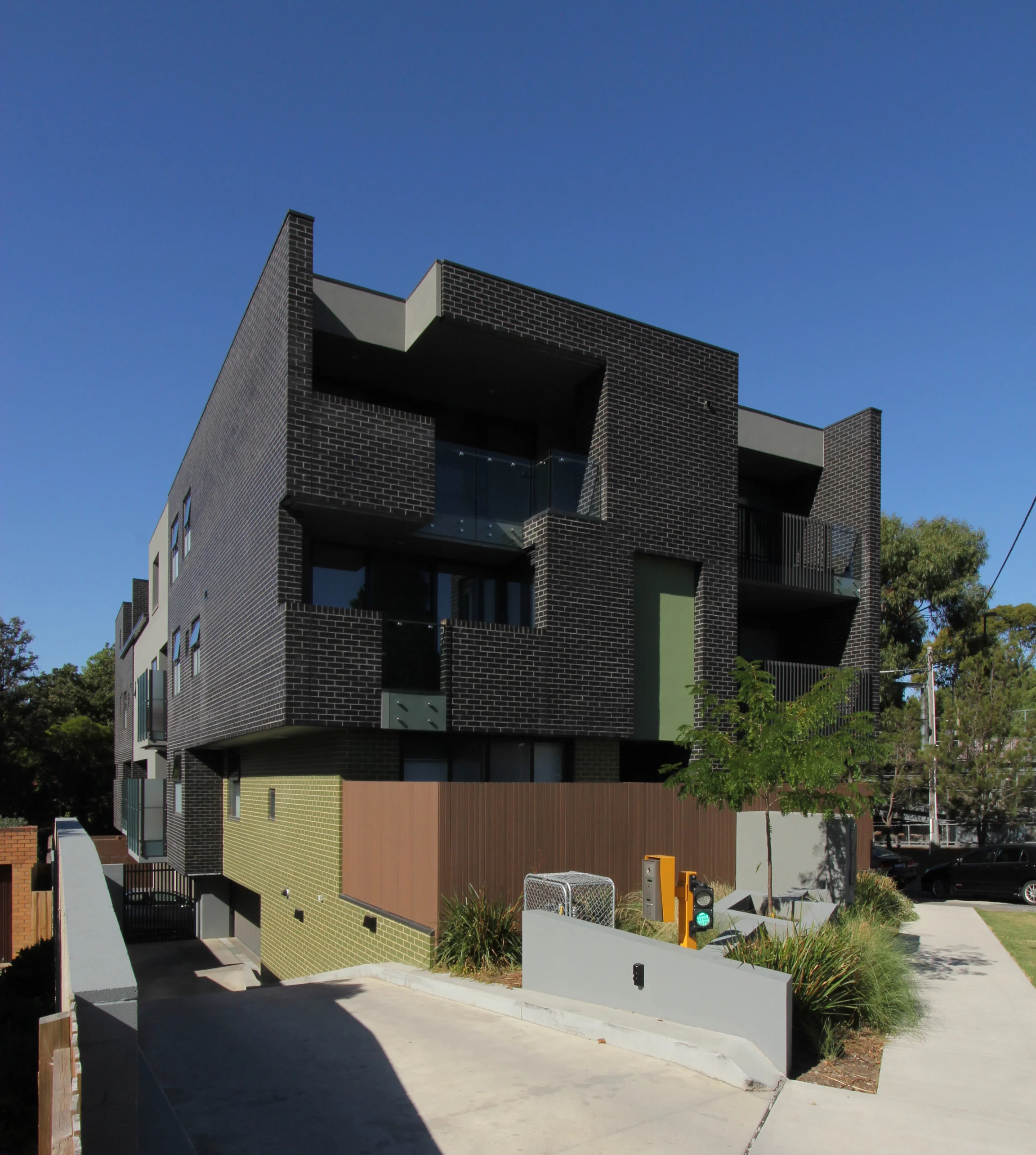 THIELE CRT-FRONT w DRIVE.JPG