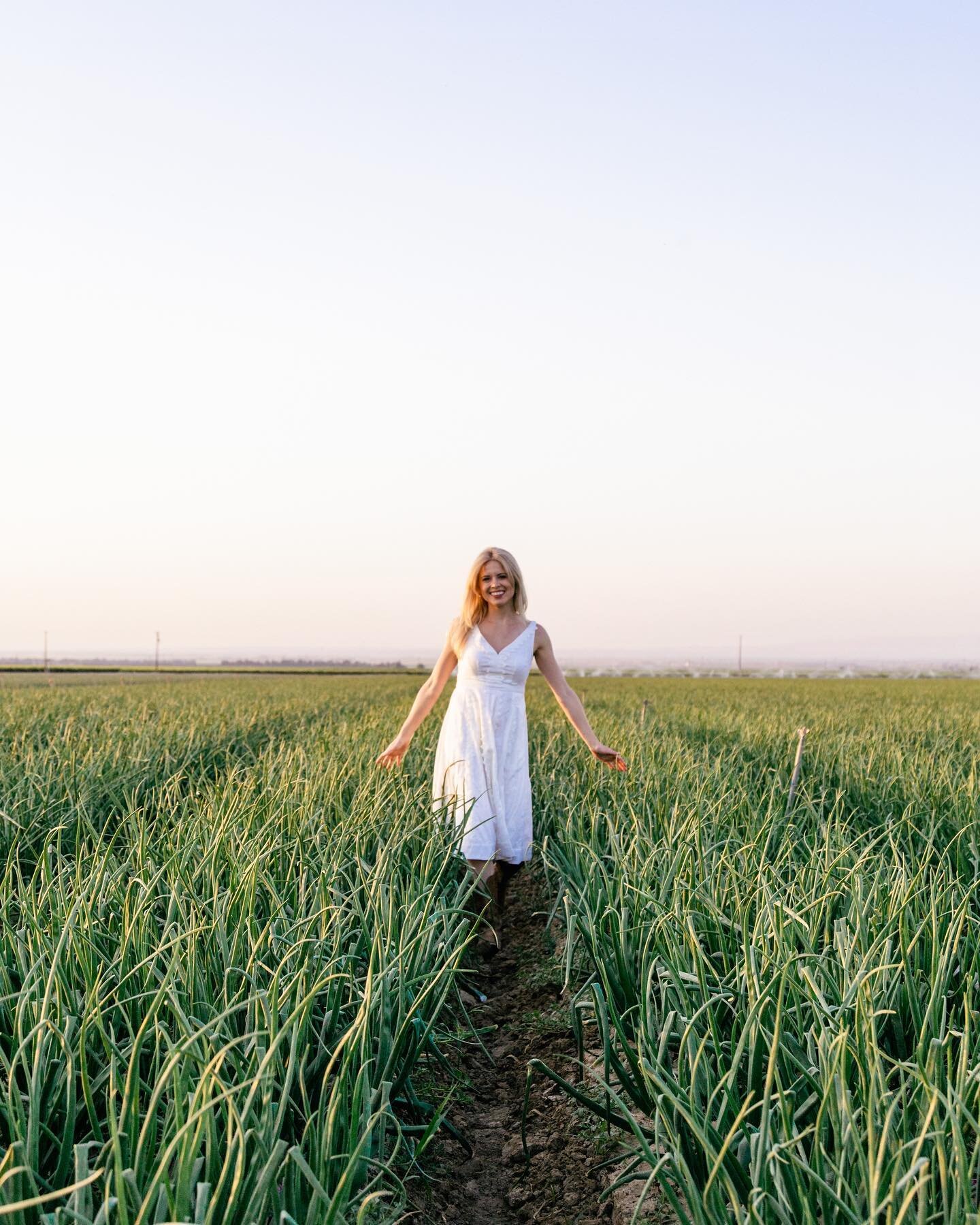 Happy #FarmFashionFriday! I&rsquo;ve been loving sun dresses this summer and its going to be a hot weekend. I love how this white dress looks against the green in this @bakosweet yellow onion field! I hope you all had a great week and have a wonderfu