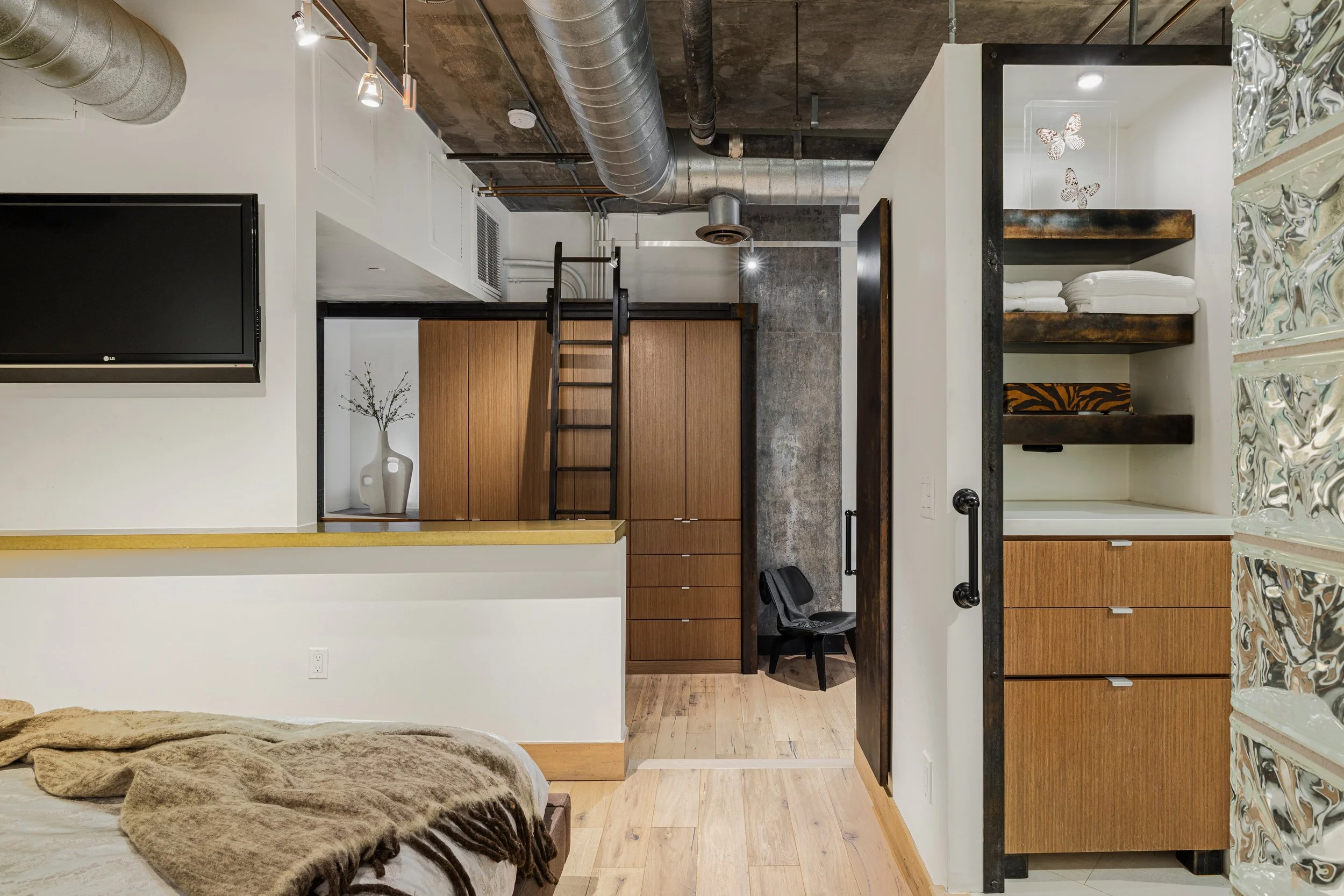 10-21 E Sixth St_10.jpg