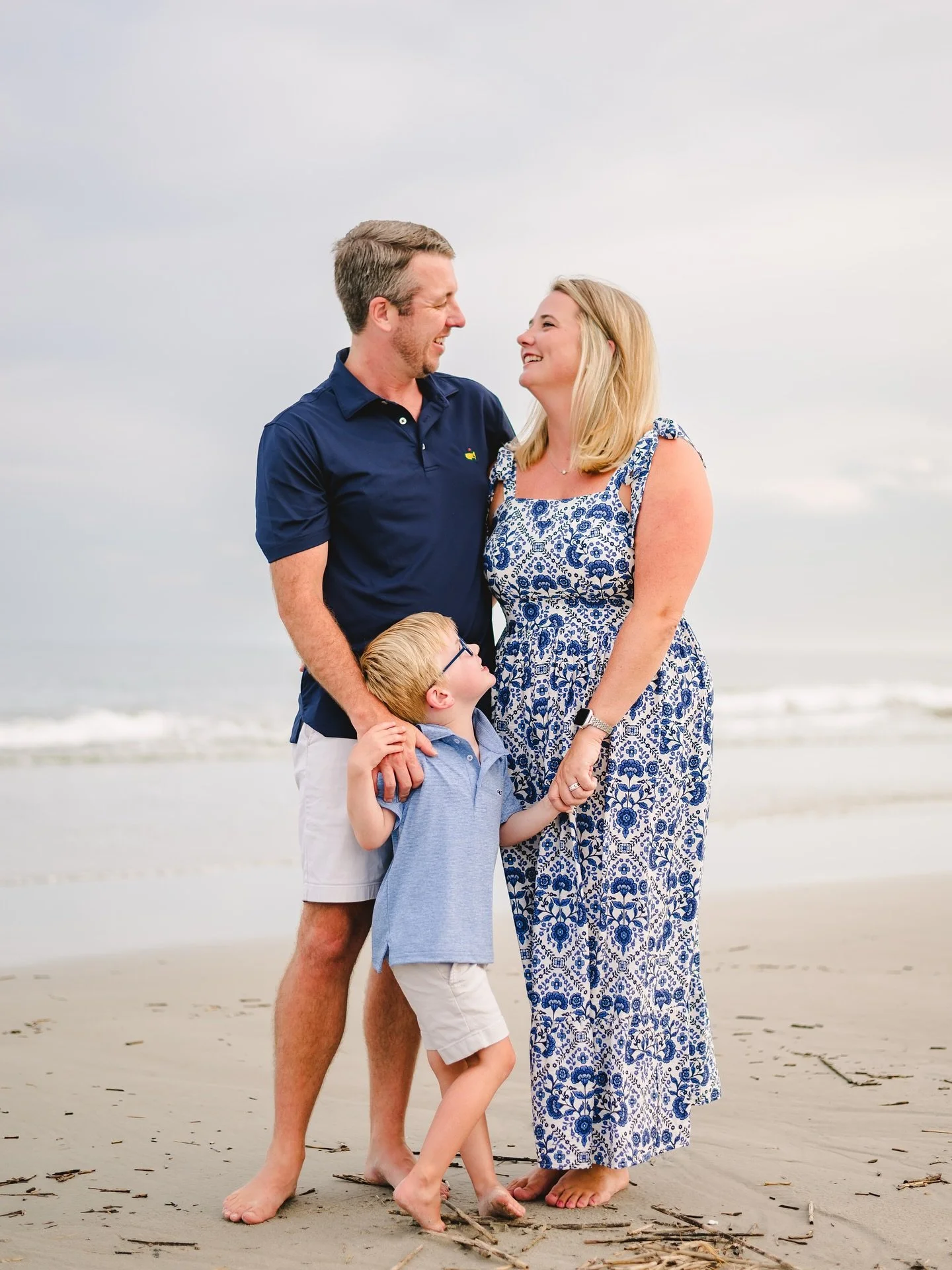 Wanna know the best part of living near a beach? Beach sessions don&rsquo;t stop just because summer is over 😉 so bring on all the cozy cool beach shoots! 🐚

#beaufortphotographer #southcarolinaphotographer #hiltonheadphotographer #frippislandphoto