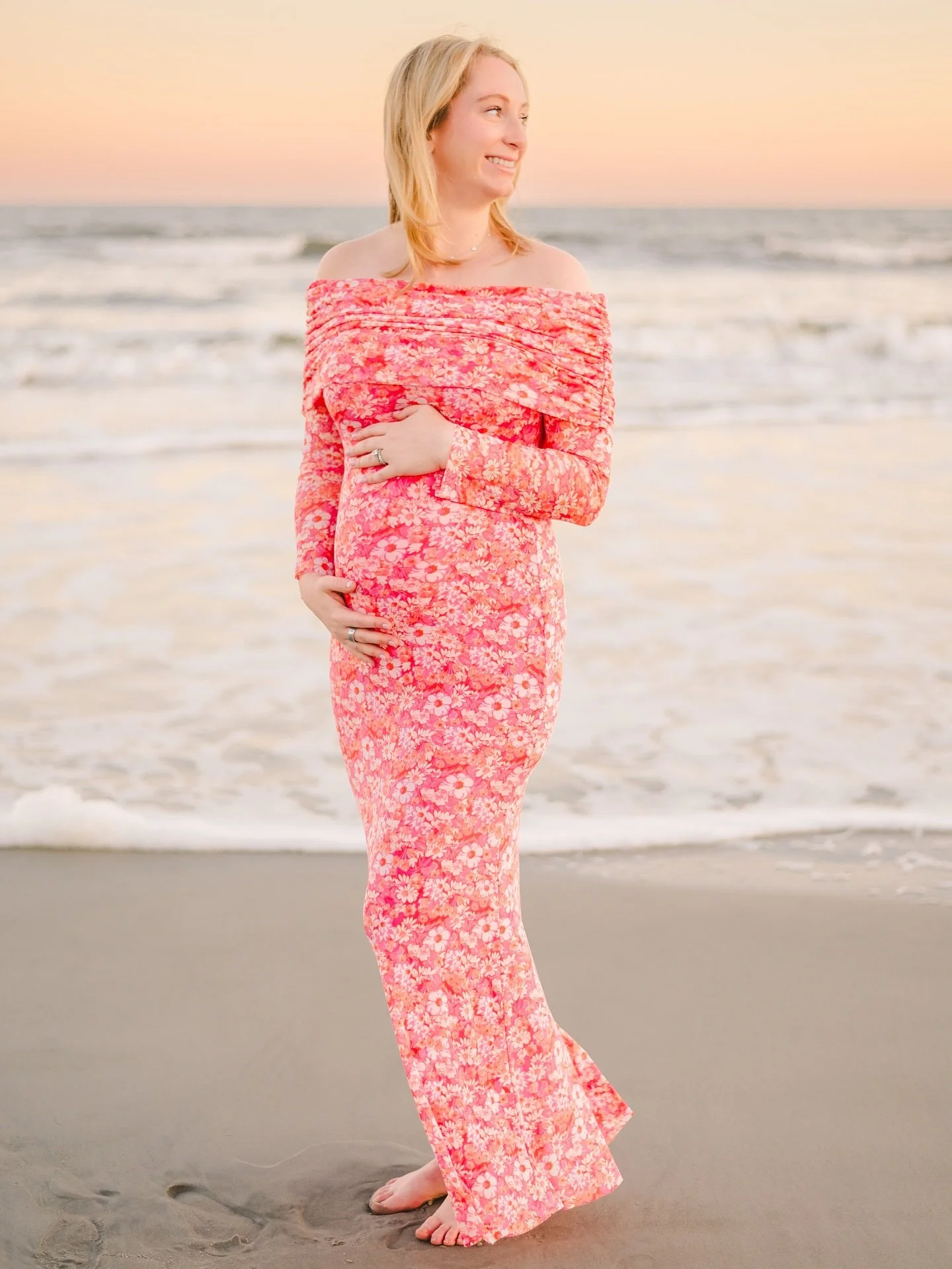 The pink sunset really showed off for this beautiful mama expecting twin girlies 🩷🩷

#southcarolinaphotographer #southcarolinafamilyphotographer #beaufortphotographer #sunset #pinkskies #twins #girliepops