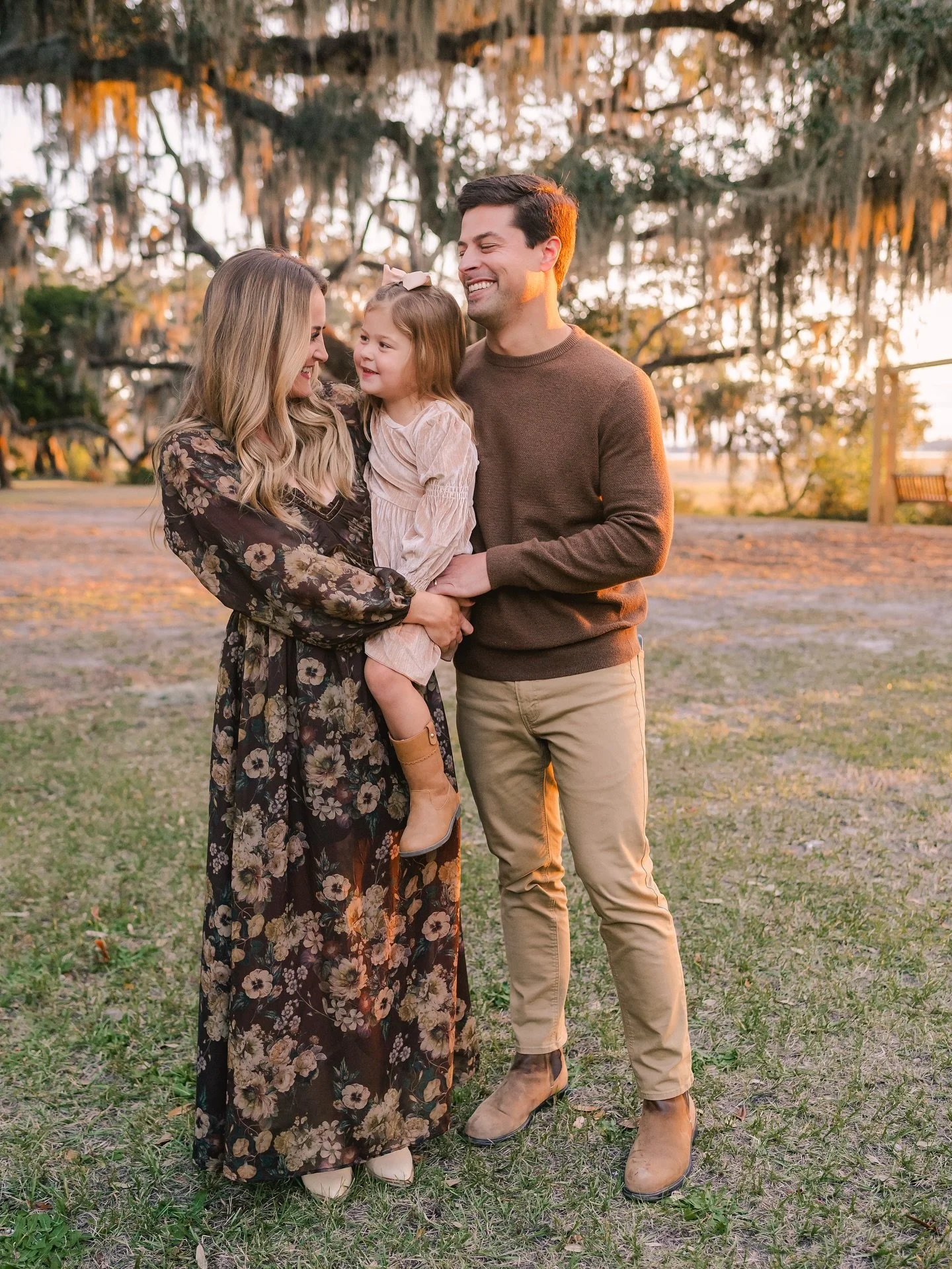 Just can&rsquo;t get over how many precious families I&rsquo;ve gotten to photograph this season. Feeling extremely grateful 🤎

#grateful #familyphotography #beaufortfamilyphotographer #beaufortphotographer #beaufortsc