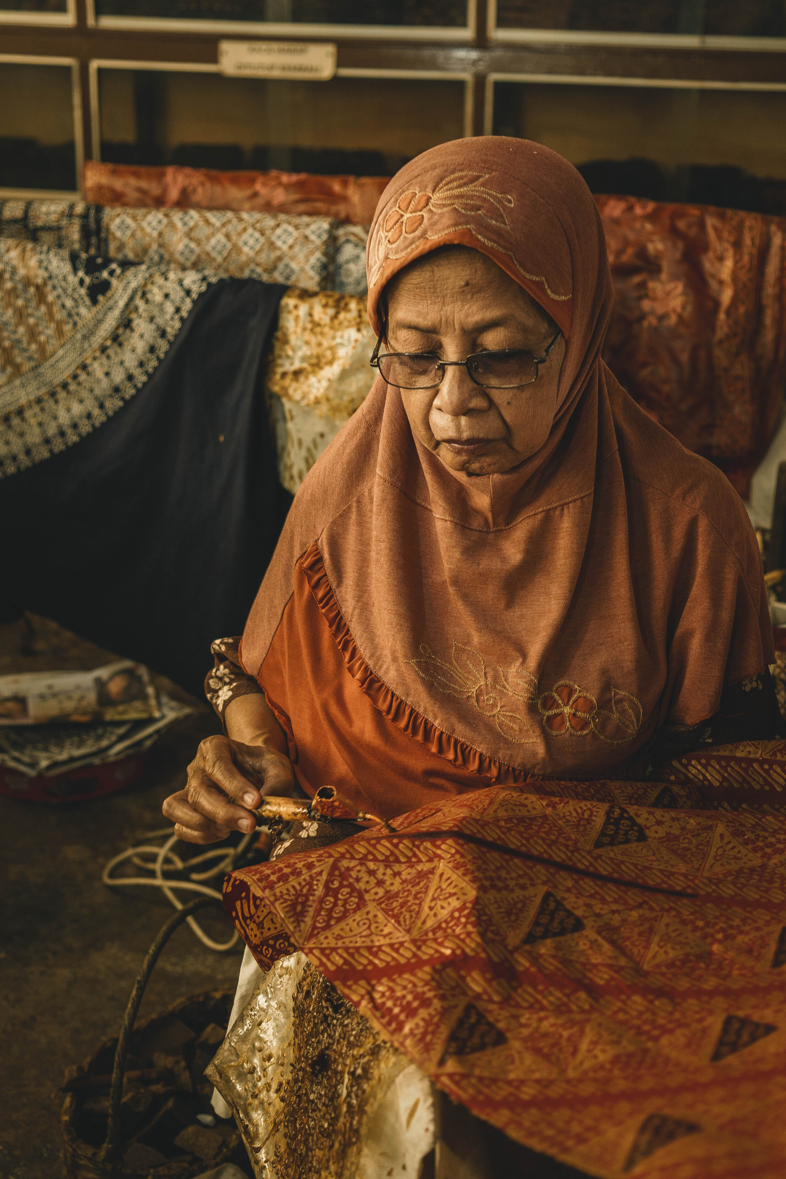 Batik Woman _ Wonderful Indonesia _ Ellie Dyduch