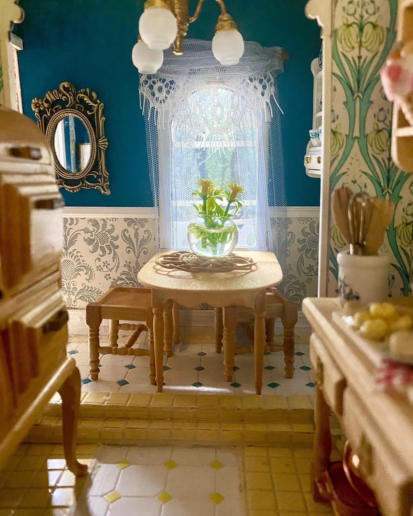 Kitchen/dining room pretty much finished🌞 only took me like, 1.5 years?

The Arthur kit is pretty small, but I&rsquo;ve been intent on adding extra &ldquo;rooms&rdquo; here and there&mdash;and I&rsquo;m so happy with how this layout turned out!

I d