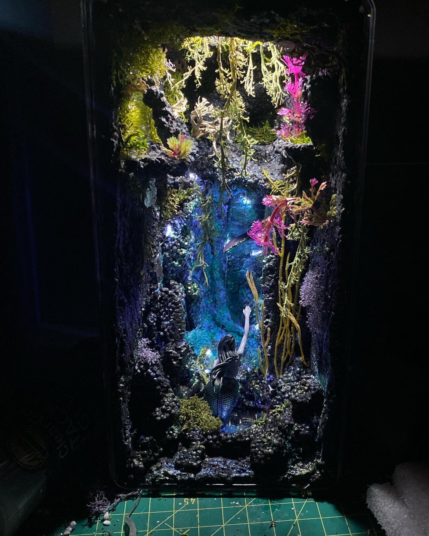 WORK IN PROGRESS&hellip;.Mermaid grotto book nook 🧜&zwj;♀️ BEFORE the dreaded resin pour&hellip;⚠️

&hellip;8 pours later and only halfway there 😭 plus my apartment smells like nuclear waste. Fun facts: there are FIVE mirrors at play in this book n