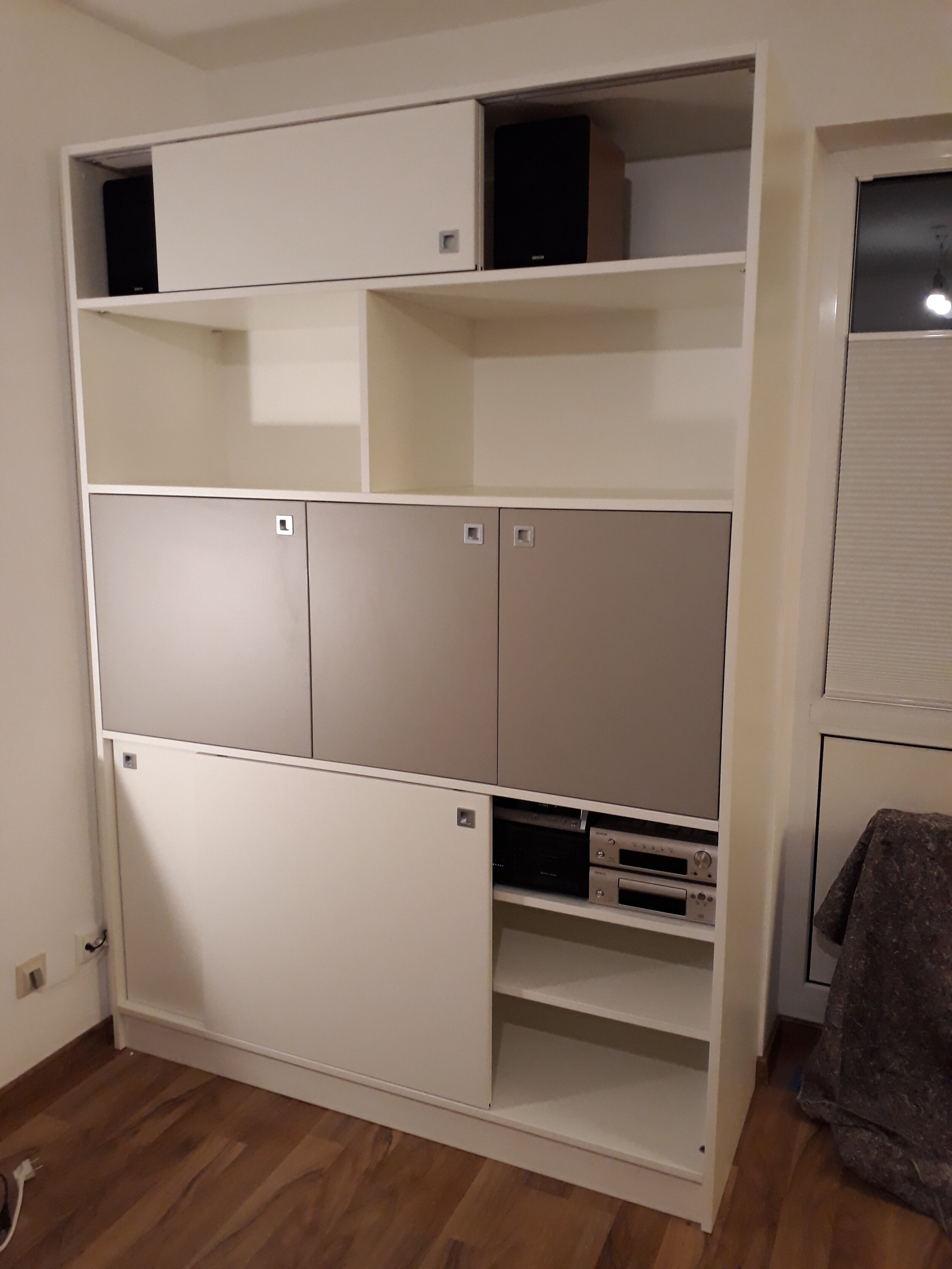 Wohnzimmerschrank mit eingebautem Fernseher, Stereoanlage 